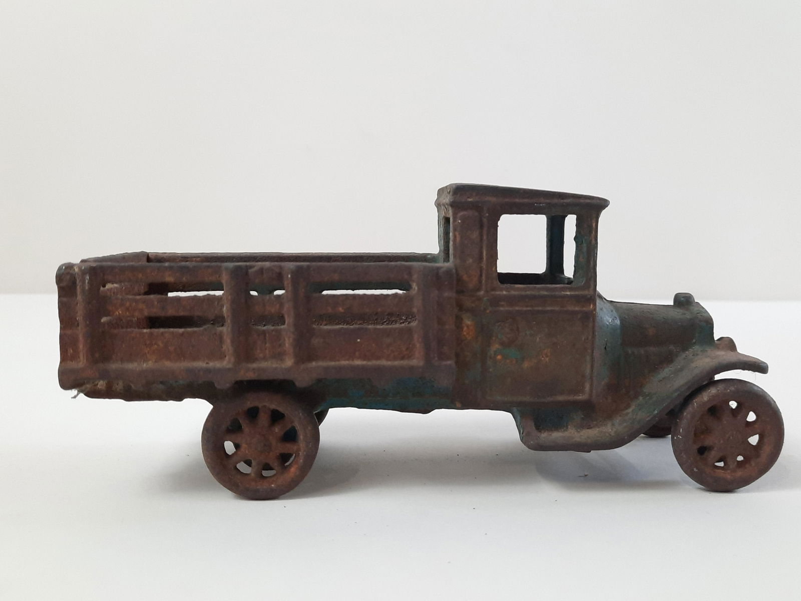 Small Cast Iron "Arcade" Pull Toy Truck: Interior marked "Arcade Belford, Ill". 7" long x 3" high. IMPORTANT: Before bidding, please read the terms and conditions. When you registered for the auction you agreed to these terms and will be req