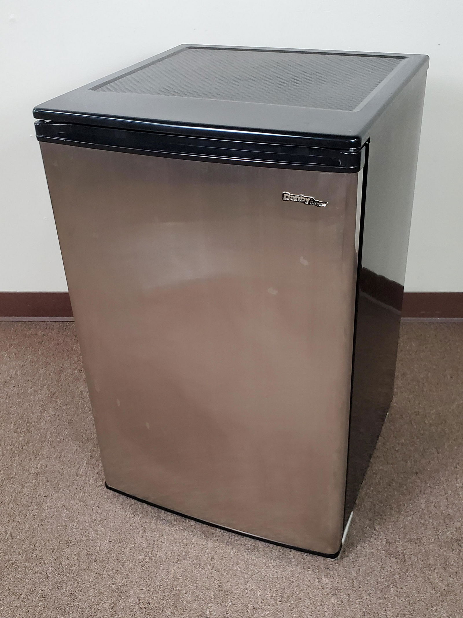 Danby Designer Mini Fridge (1 of 4)