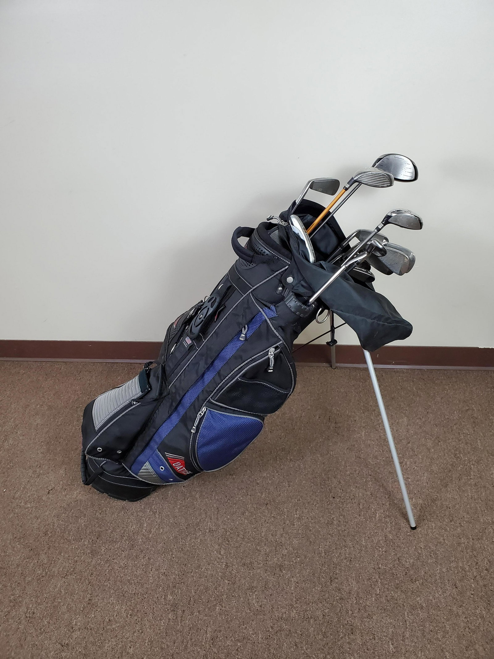 Golf Clubs In Datrek Golf Bag.: Clubs from Spalding, Cleveland, King Cobra, Pixl, Wilson. 15 clubs. IMPORTANT: Before bidding, please read the terms and conditions. When you registered for the auction you agreed to these terms and w