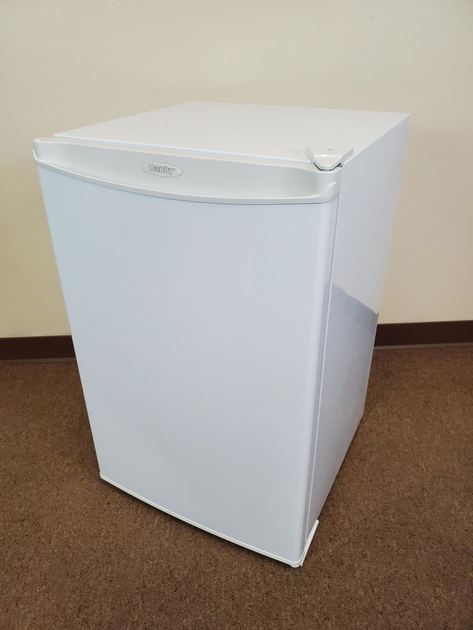 Danby Mini Fridge (1 of 4)