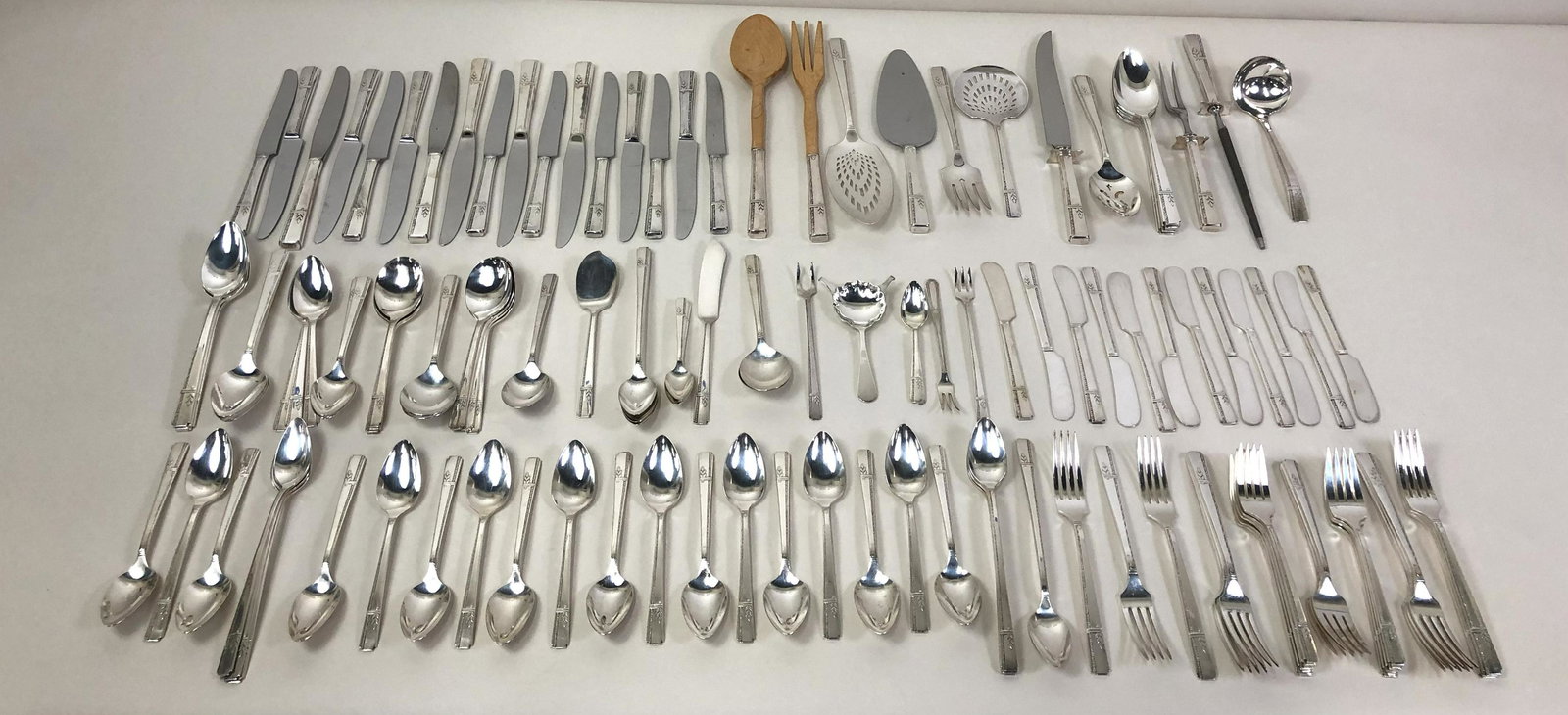 139 Pcs Flatware (1 of 6)
