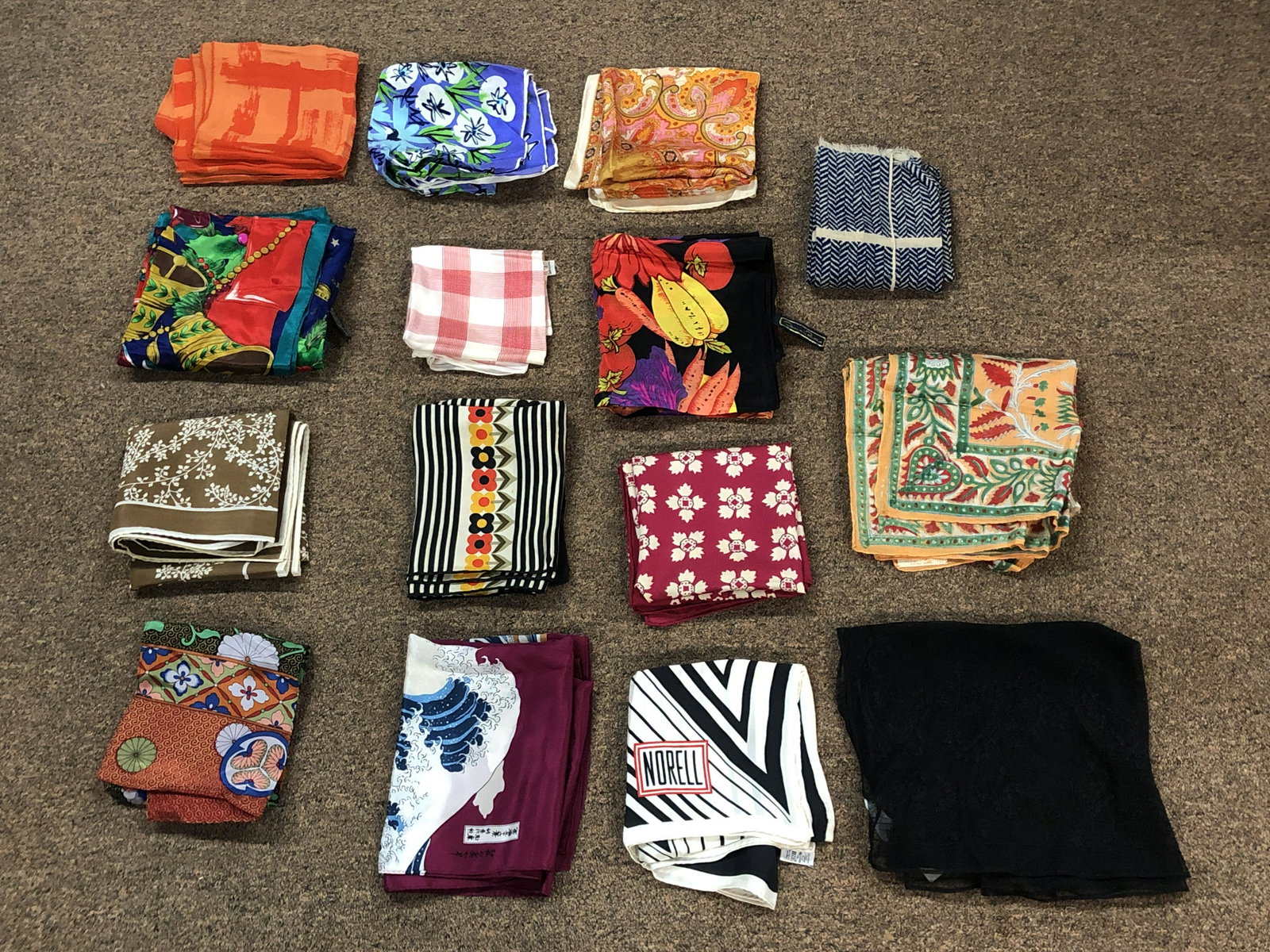 13 Fashion Scarves Incl. Oscar de la Renta: Also includes Liz Claiborne, Pendleton, Ugia, Echo, Baar & Beards, Veracrepe, Metropolitan Museum of Modern Art, Christine, and Robinson Golluber. IMPORTANT: Before bidding, please read the terms and 