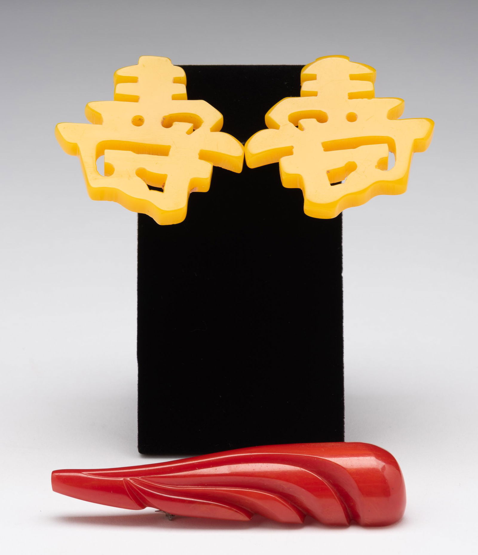 2 Pcs Bakelite Jewelry (1 of 6)