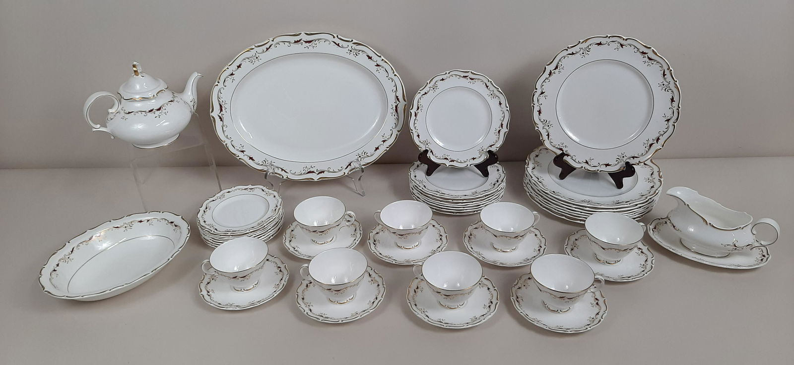 44 Pcs Royal Doulton Strasbourg Dinnerware (1 of 2)