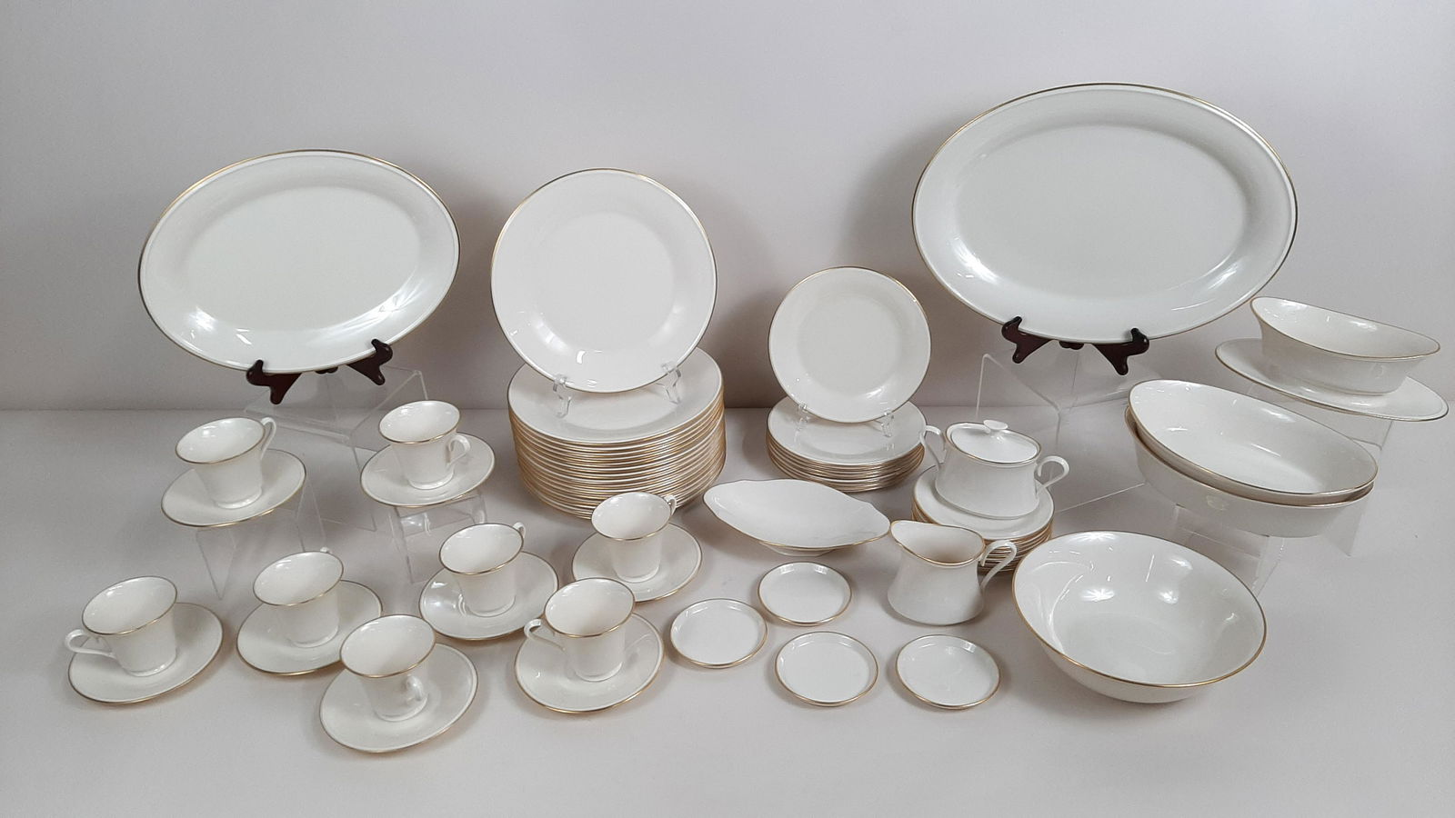 61 Pcs Lenox Special Dinnerware (1 of 2)