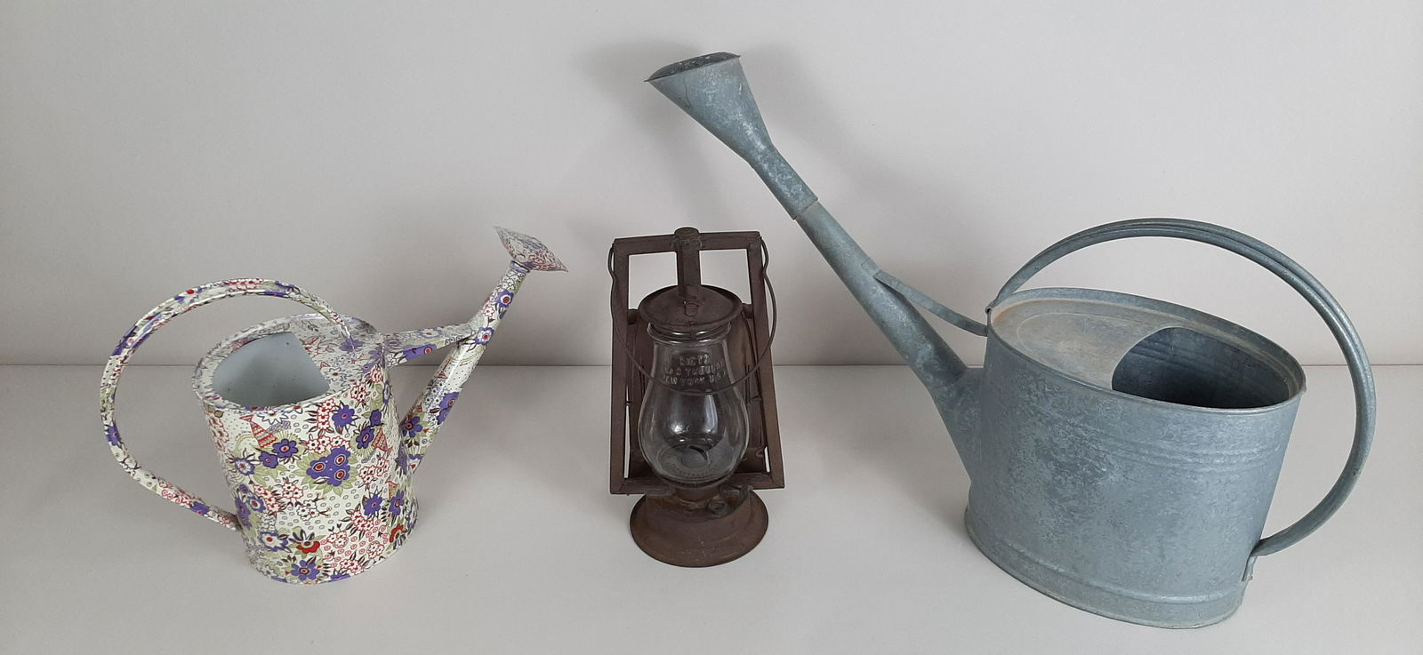 Dietz Barn Lantern and 2 Watering Cans (1 of 5)