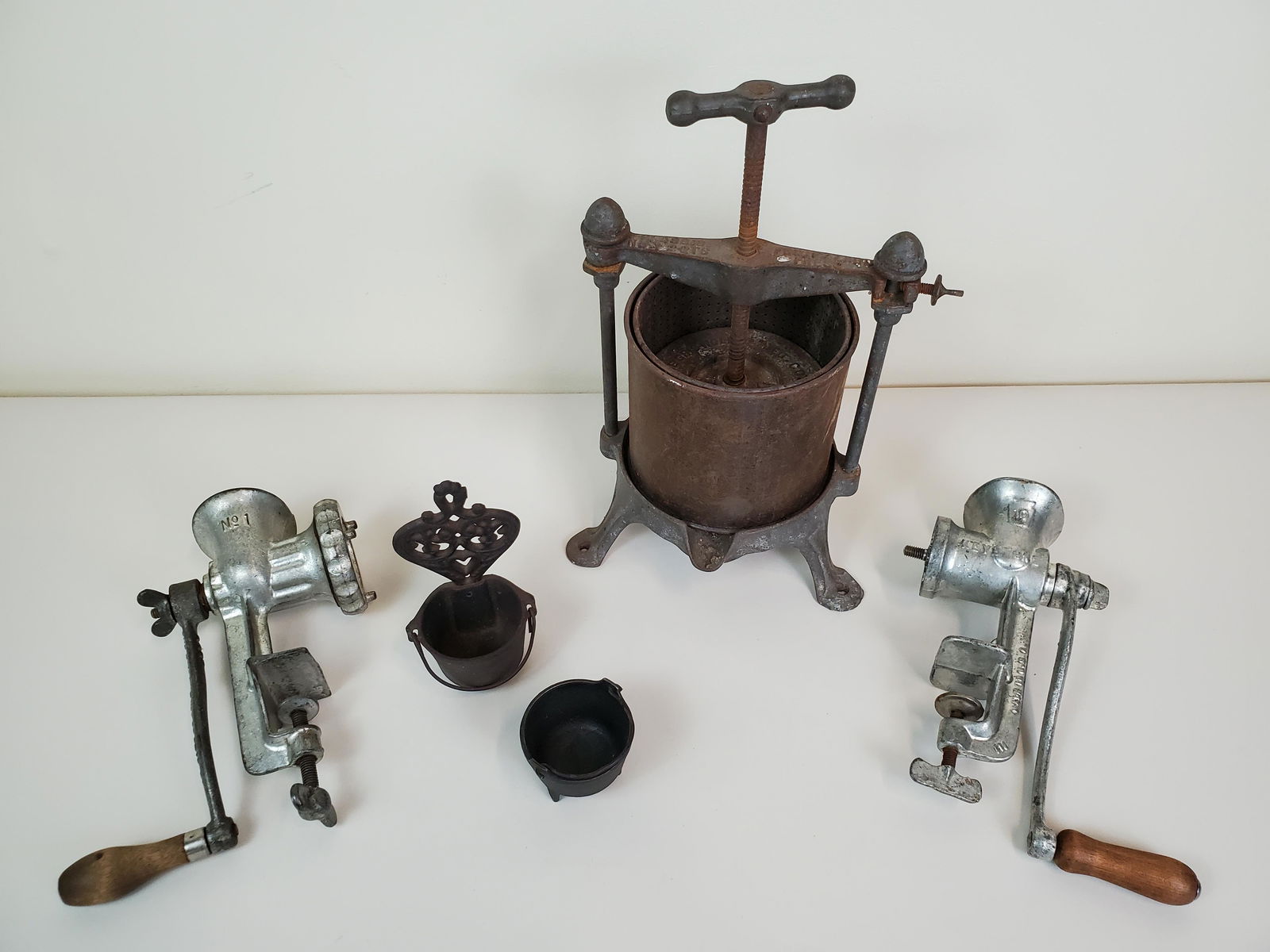 5 Pcs Griswold Incl Fruit Press (1 of 9)