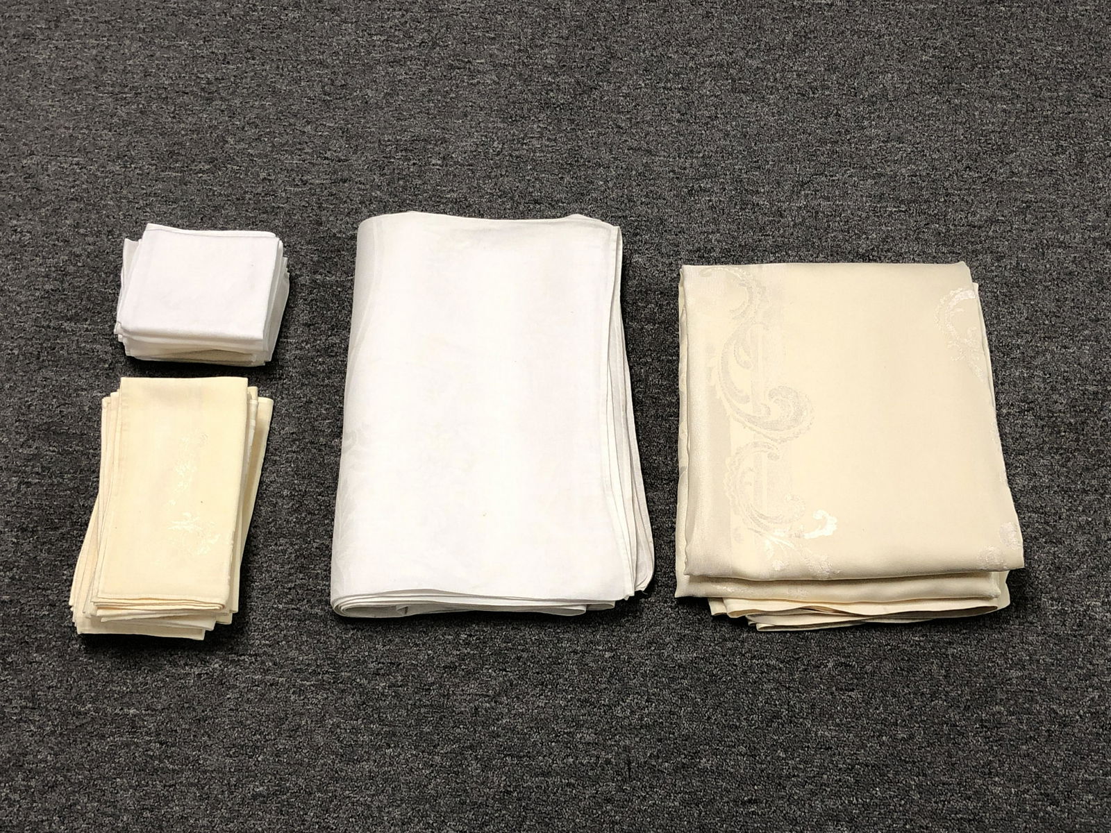 2 Damask Tablecloths with Napkins (1 of 9)