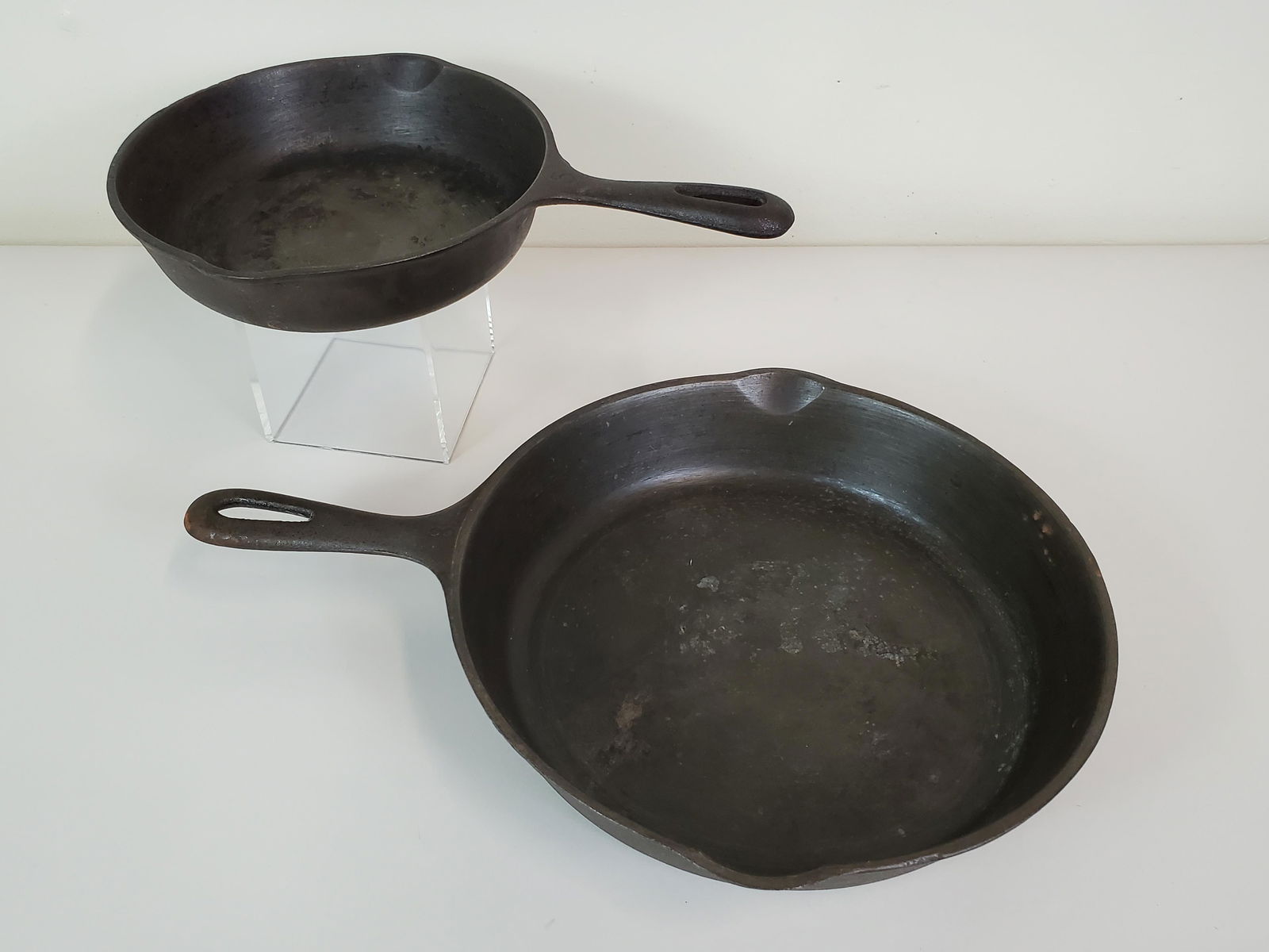 2 Wagner Ware Skillets Size 5 & 8 (1 of 5)