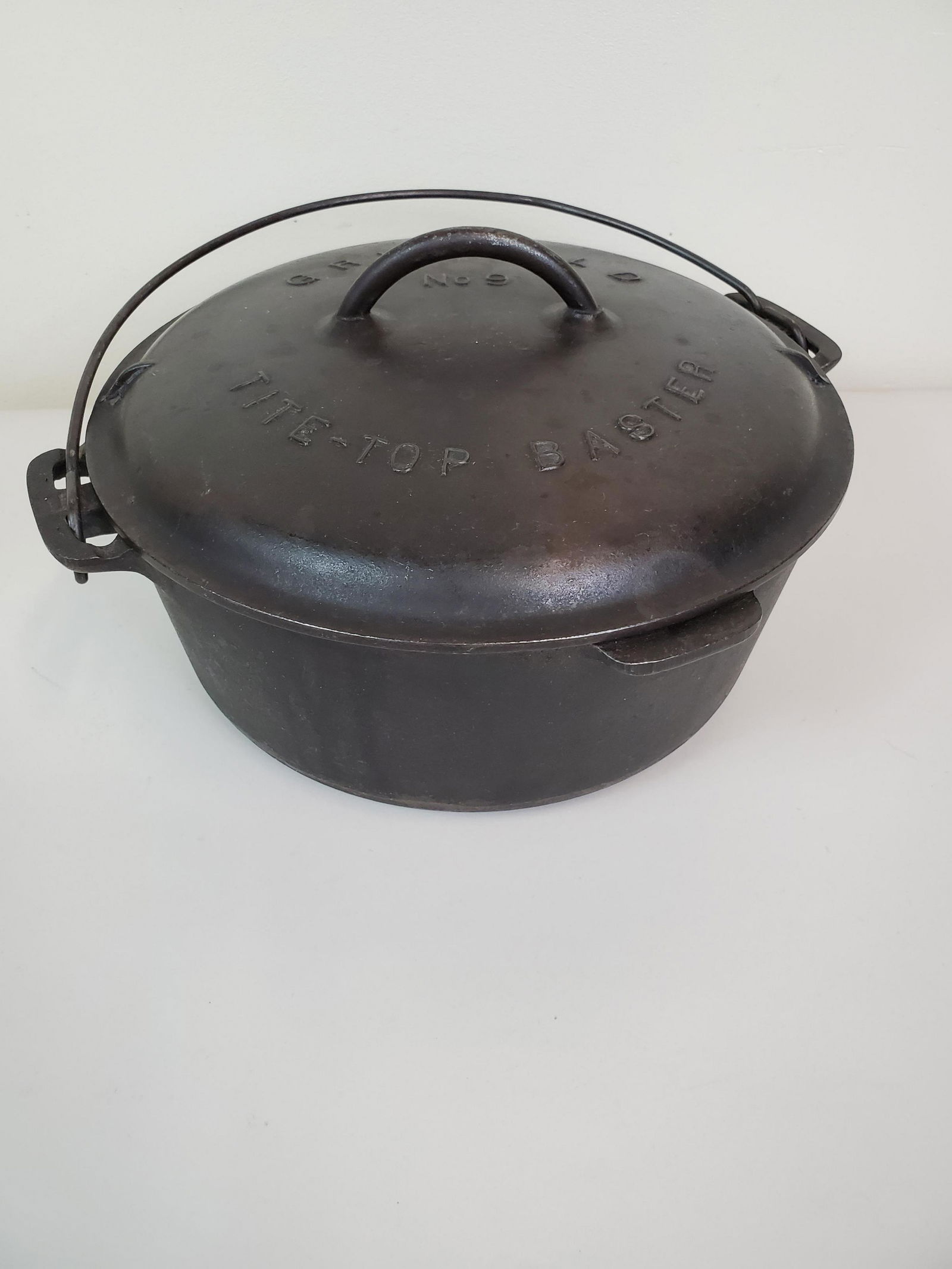 No. 9 Griswold Dutch Oven (1 of 5)