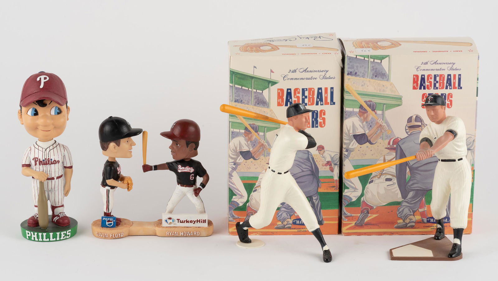 4 Figurines Including Hartland (1 of 11)