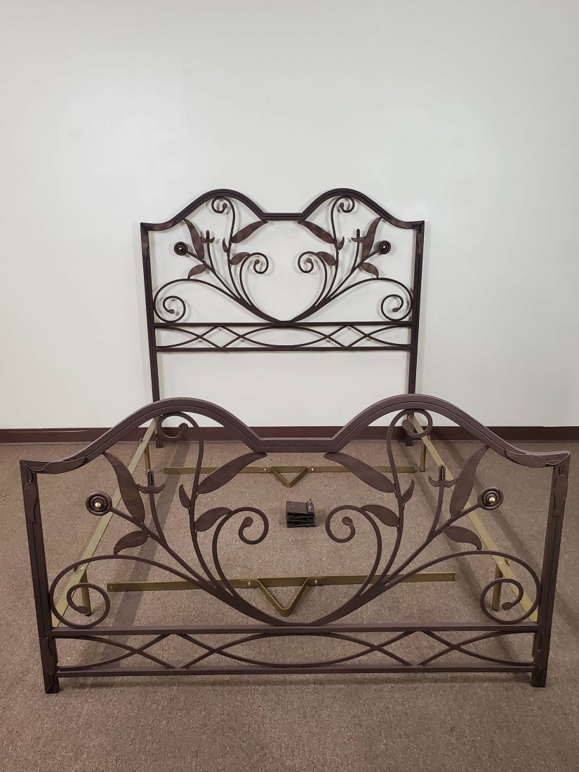 Bed: Adjustable sizes.