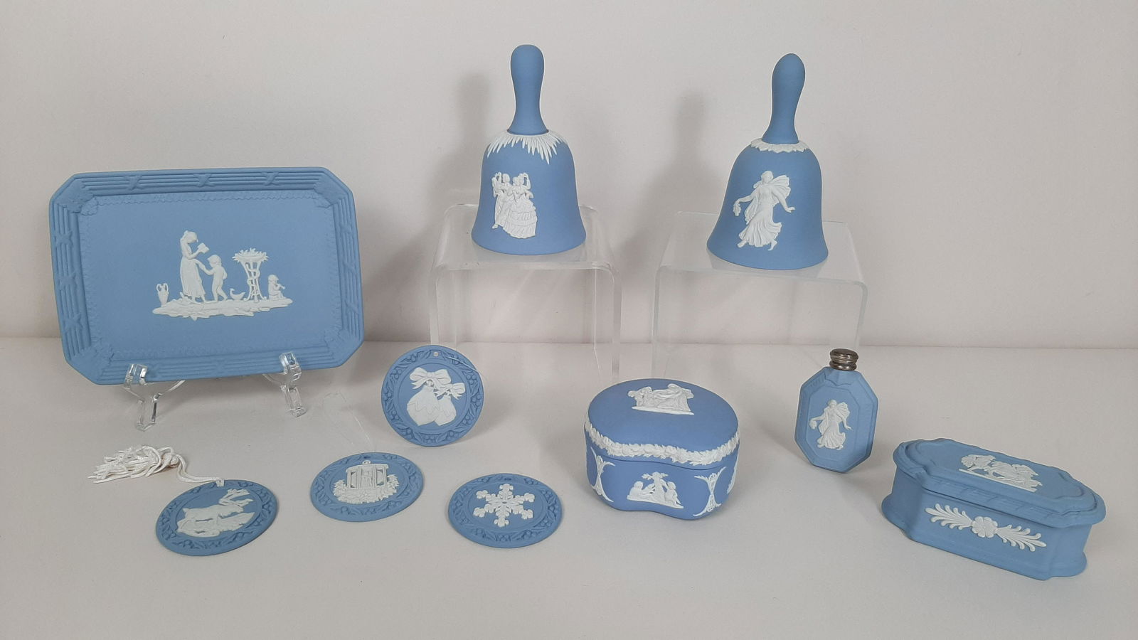 10 Pcs Wedgwood incl. Bells and Trinket Boxes (1 of 8)
