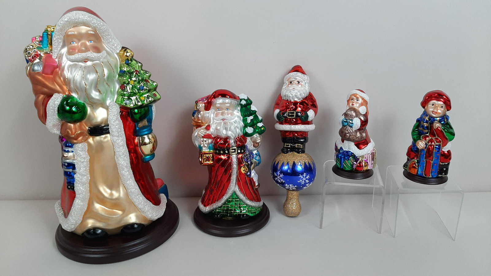 5 Pcs Thomas Pacconi Christmas incl. 15" Santa: Other pieces 6¼" to 12" high. IMPORTANT: Before bidding, please read the terms and conditions. When you registered for the auction you agreed to these terms and will be required to comply with them.