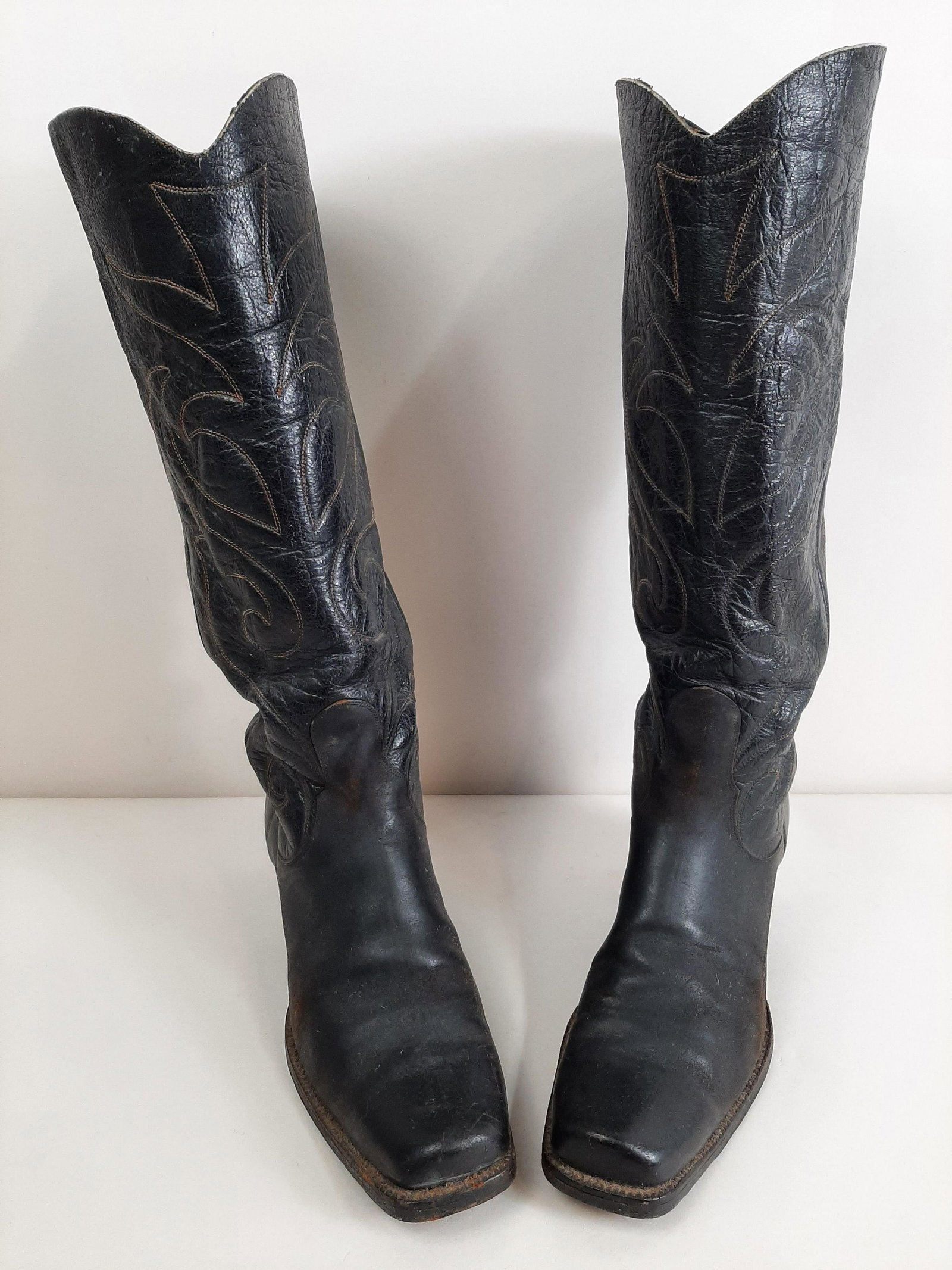 Antique Riding Boots: Late 19th early 20th c. 10½" heel-to-toe X 17¼" high. IMPORTANT: Before bidding, please read the terms and conditions. When you registered for the auction you agreed to these terms and will be requi