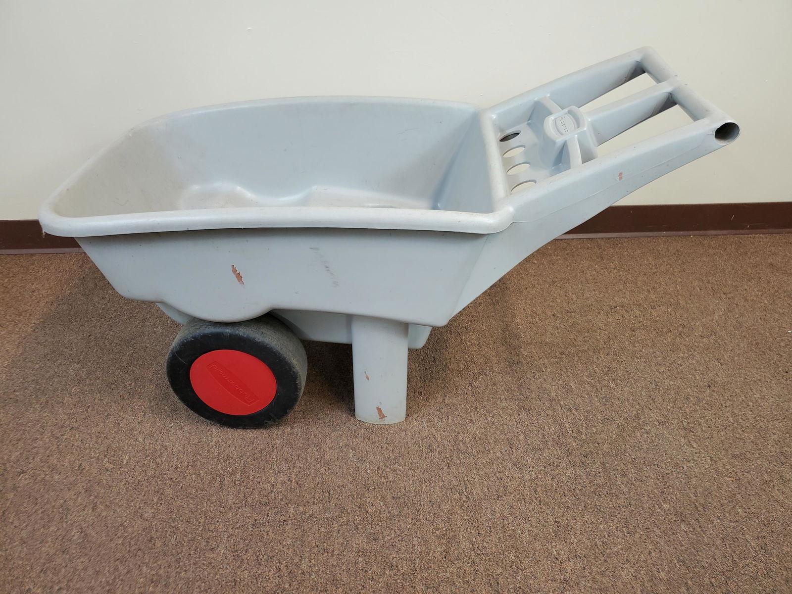 Rubbermaid Yard Cart (1 of 3)