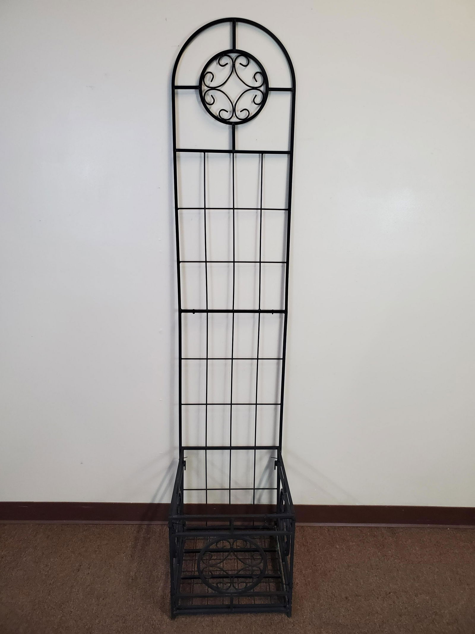 Metal Planter Box with Trellis (1 of 3)