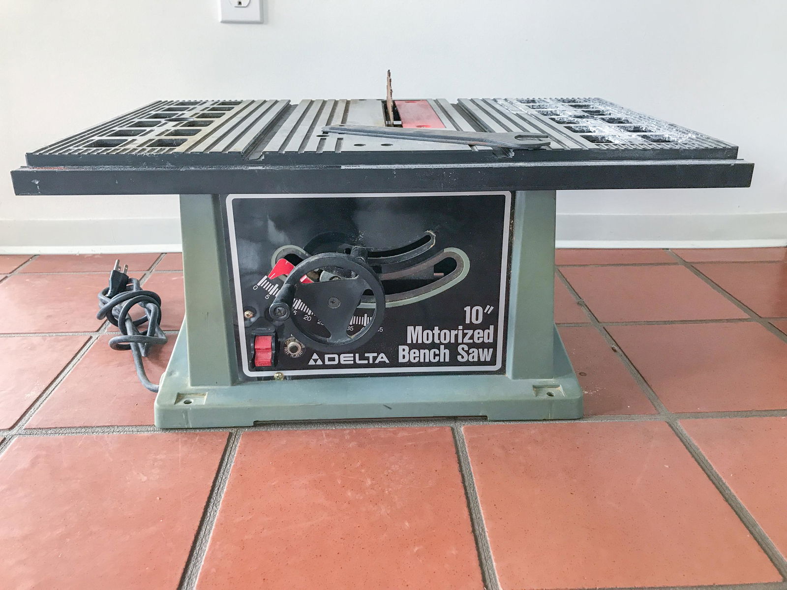 Delta bench saw 10 inch deals