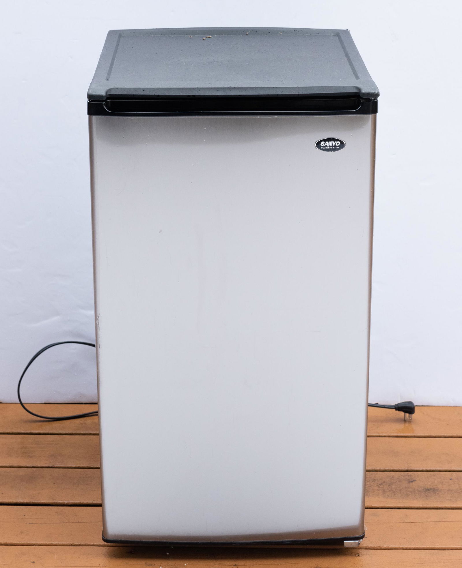 Sanyo Stainless Steel MiniFridge Apr 24, 2021 Cordier Auctions