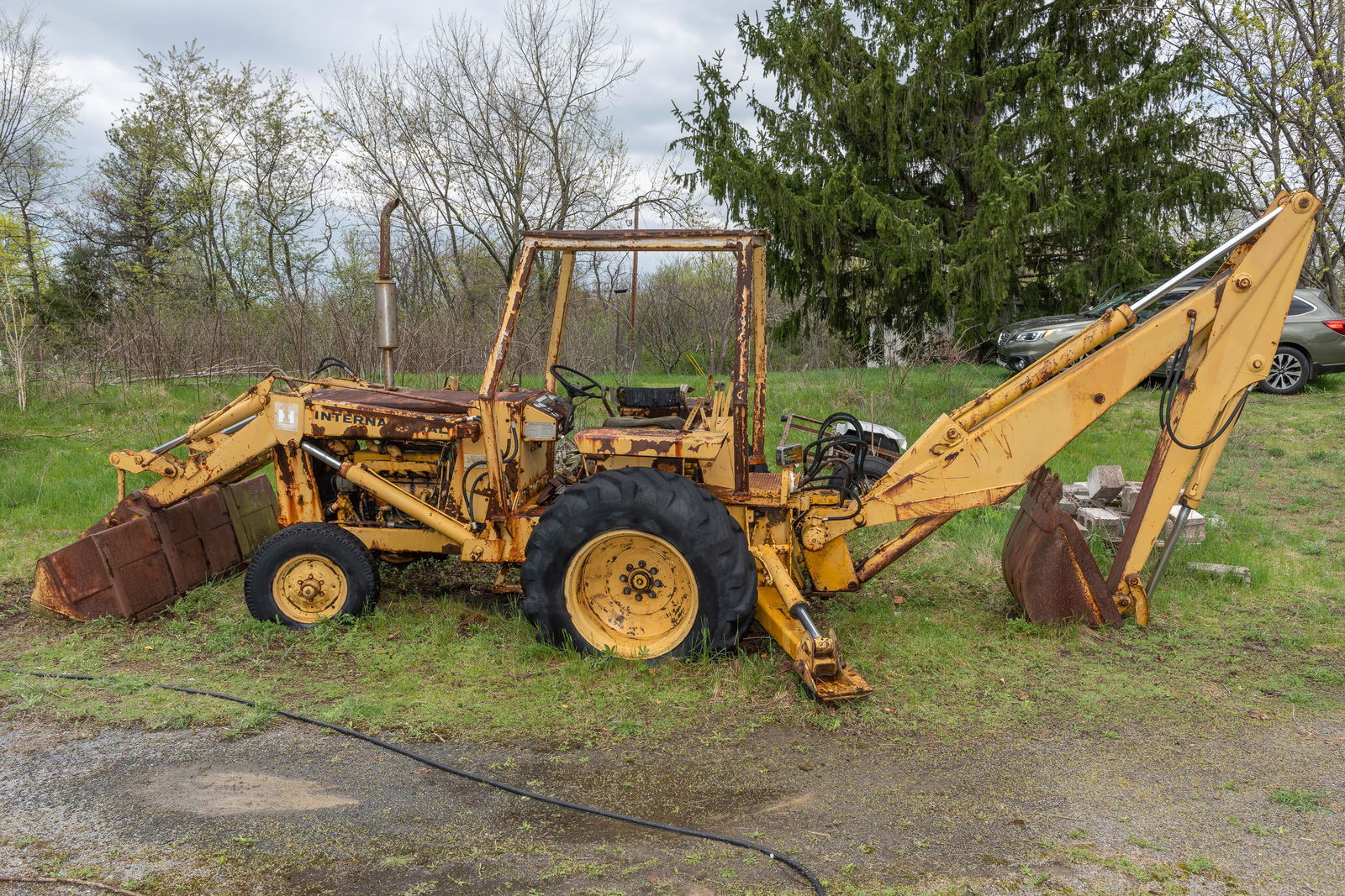 International Harvester Loader/Backhoe (1 of 13)