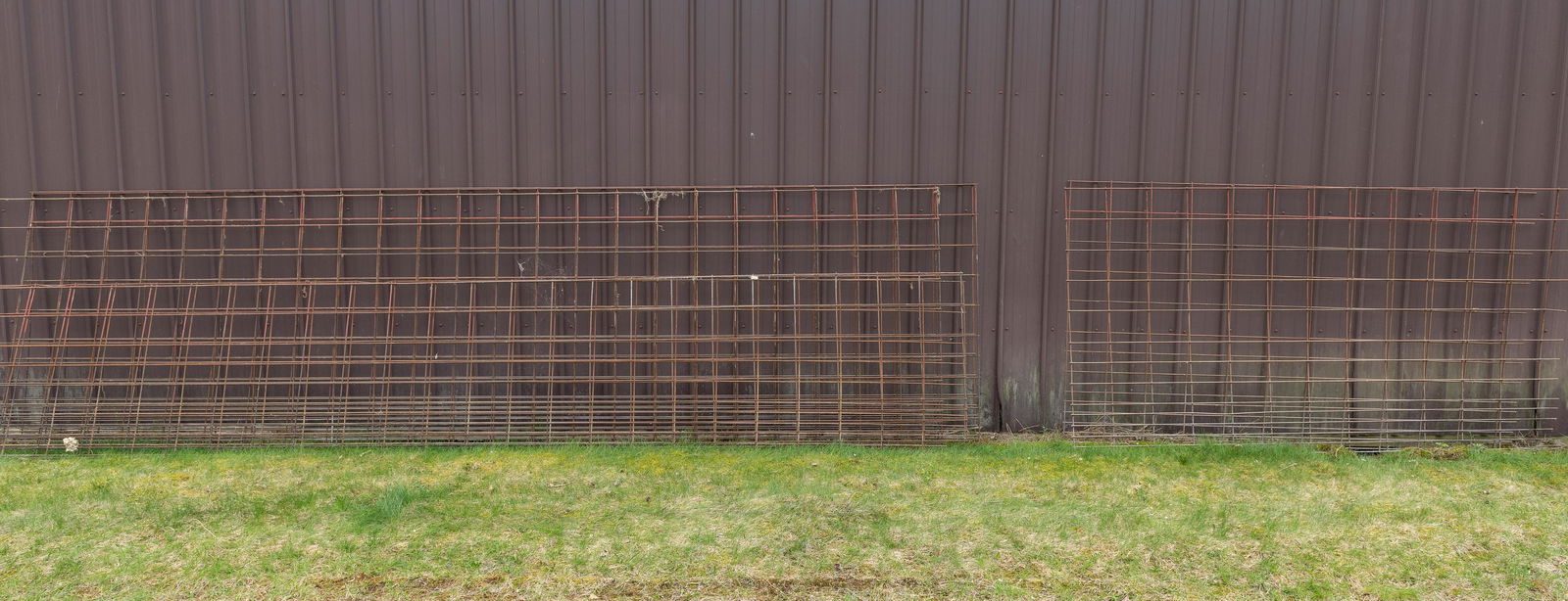 6 Pcs Cattle Fence: 2 pcs 16' long x 2' - 10" high; 2 pcs 16' long x 4' - 6" high and 2 pcs 8' - 4" long x 4' - 4" high. IMPORTANT: Before bidding, please read the terms and conditions. When you registered for the auctio