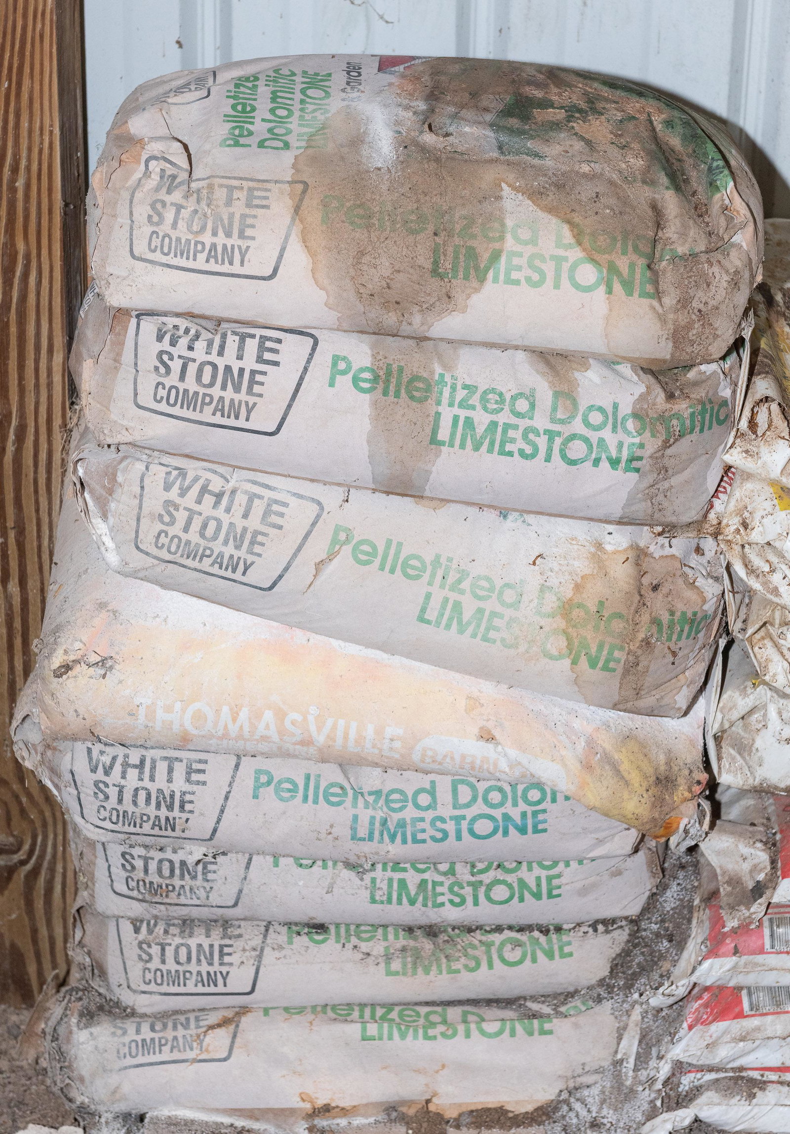 5 Bags Pelletized Dolomitic Limestone: White Stone Company. Unopened. IMPORTANT: Before bidding, please read the terms and conditions. When you registered for the auction you agreed to these terms and will be required to comply with them.