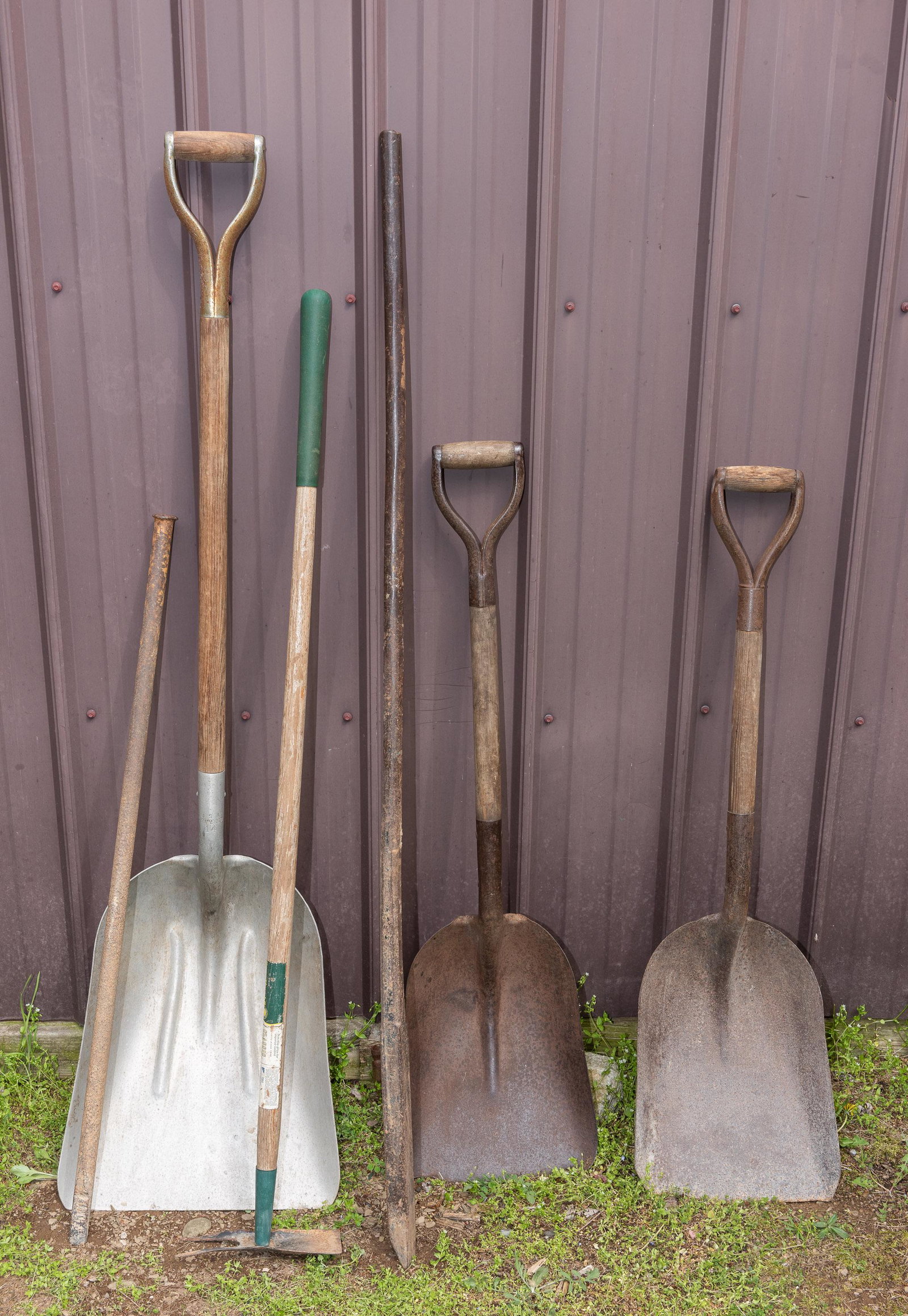 6 Shovels & Digging Irons: 41" to 60" long. IMPORTANT: Before bidding, please read the terms and conditions. When you registered for the auction you agreed to these terms and will be required to comply with them.
