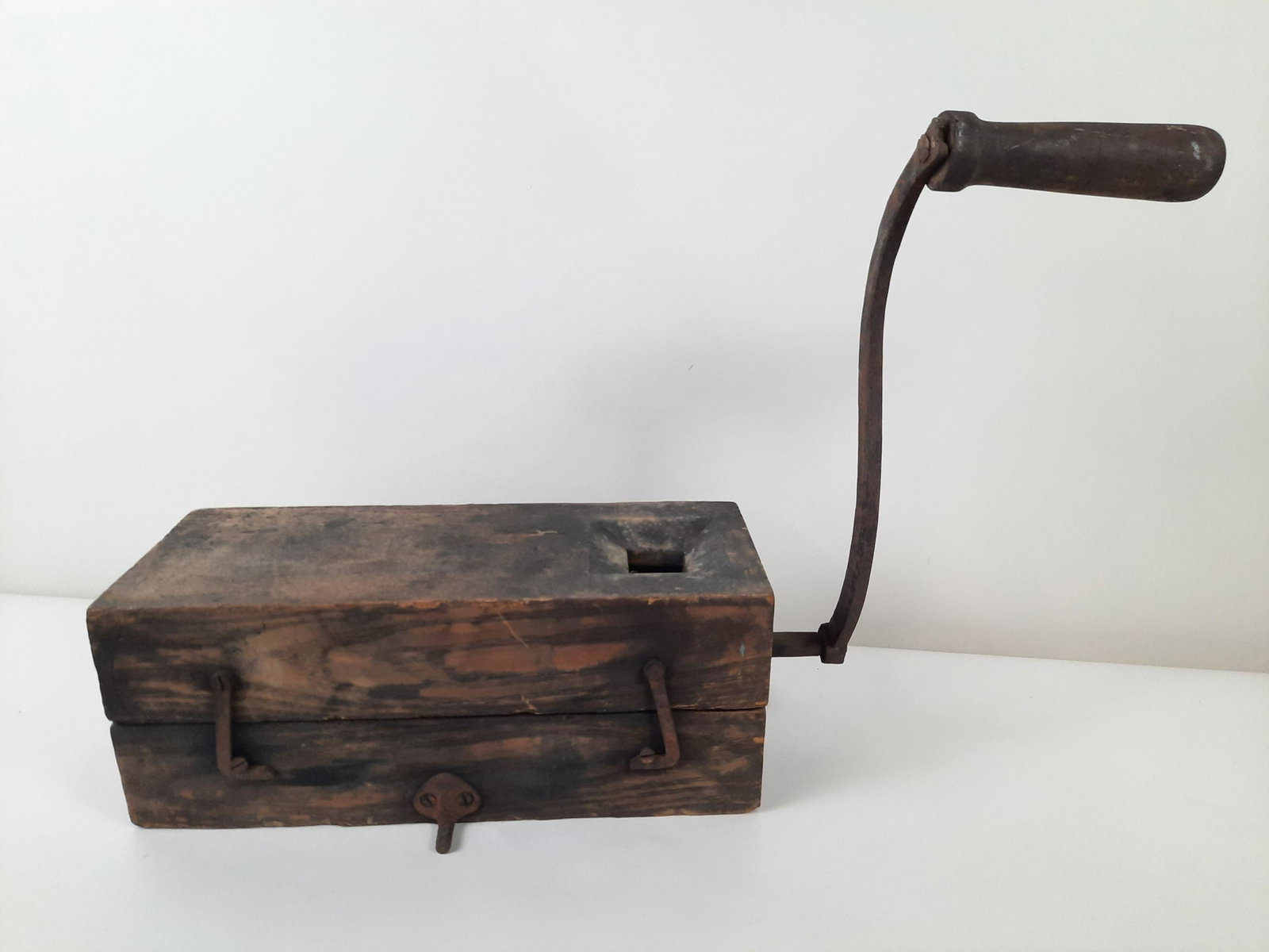 Antique Tobacco Grinder: No markings. 25-1/2" wide x 16" deep x 6-1/2" (handle level) to 17" (handle upright) high. Tobacco grinding is used to make a more aromatic and more flavorful tobacco product rather than cutting.