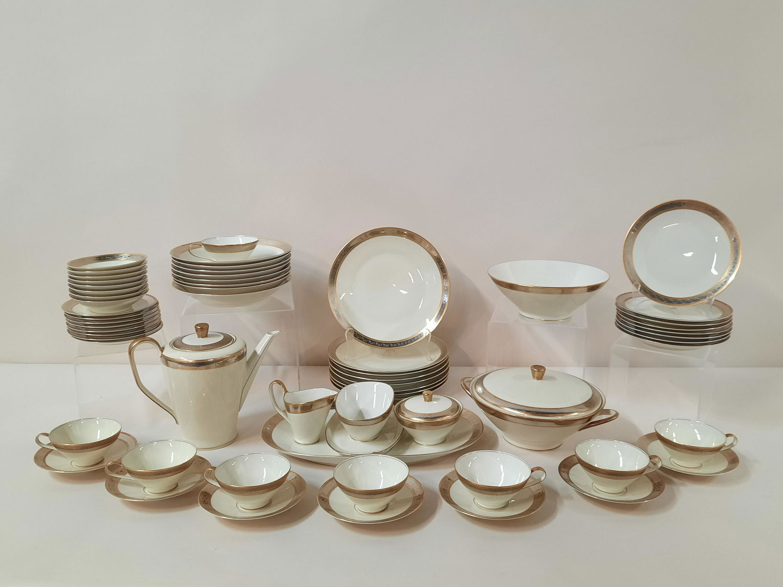 62 Pcs Rosenthal "Dutchess" Dinnerware (1 of 6)