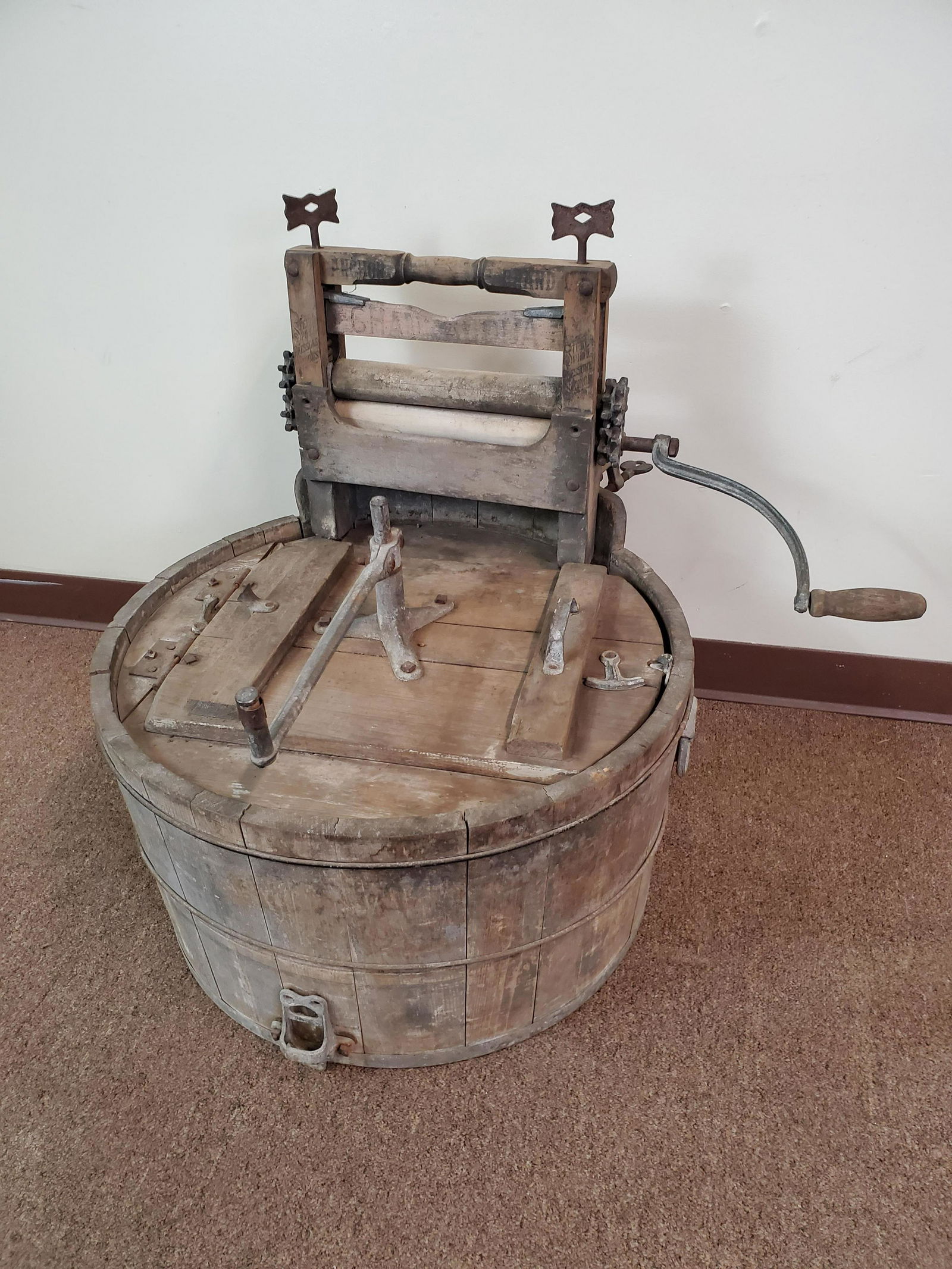 Antique Anchor Brand Wringer Machine (1 of 6)