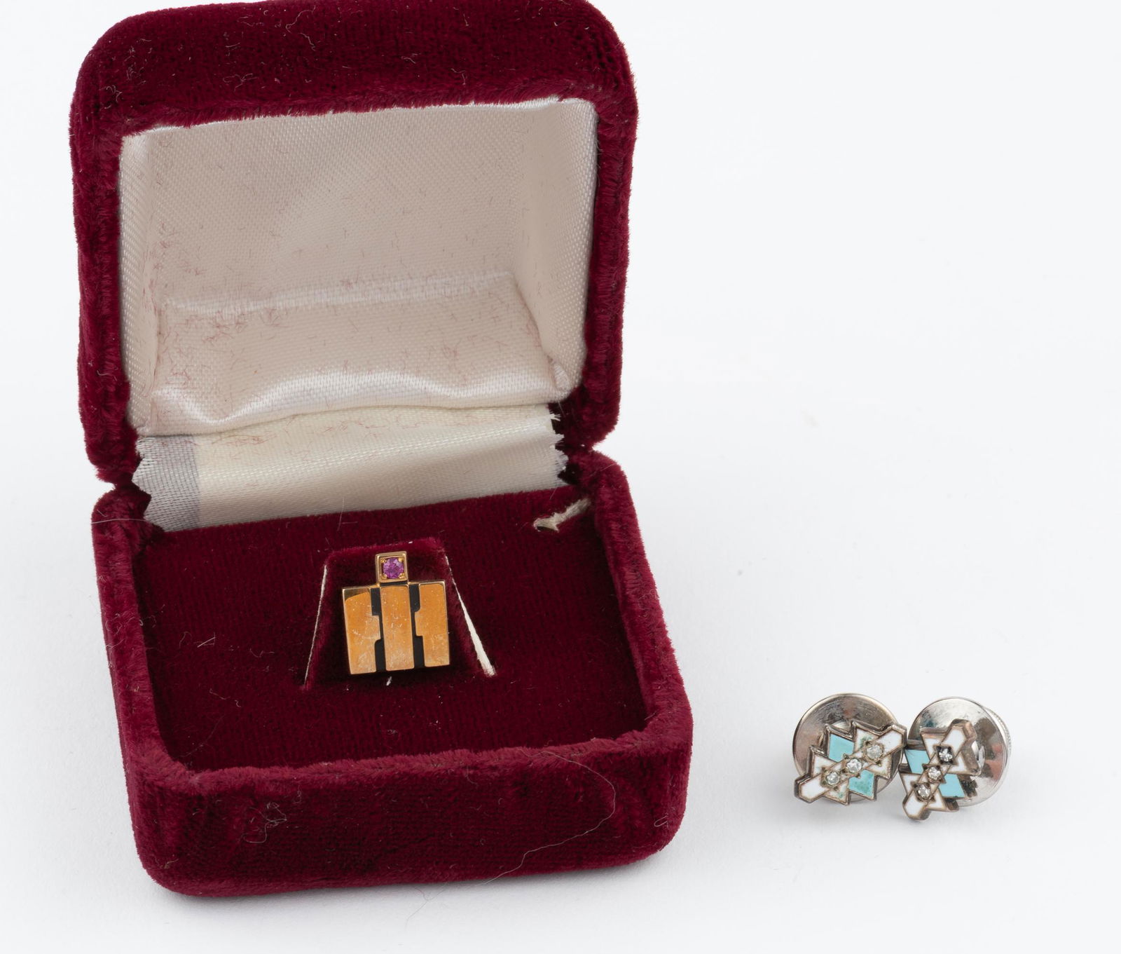 3 International Harvester Pinbacks Incl. 3 Diamond (1 of 3)