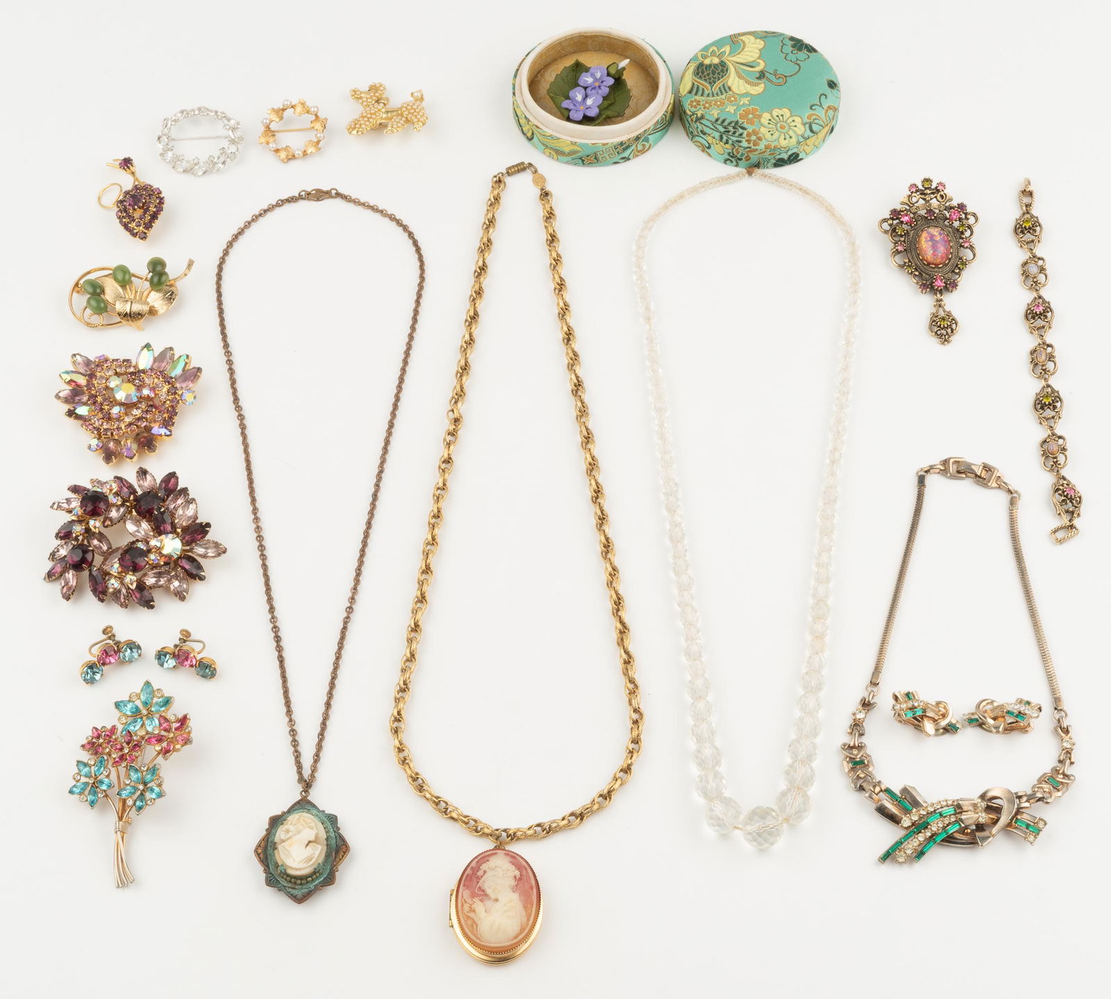 17 Pcs Vintage Costume Jewelry (1 of 5)