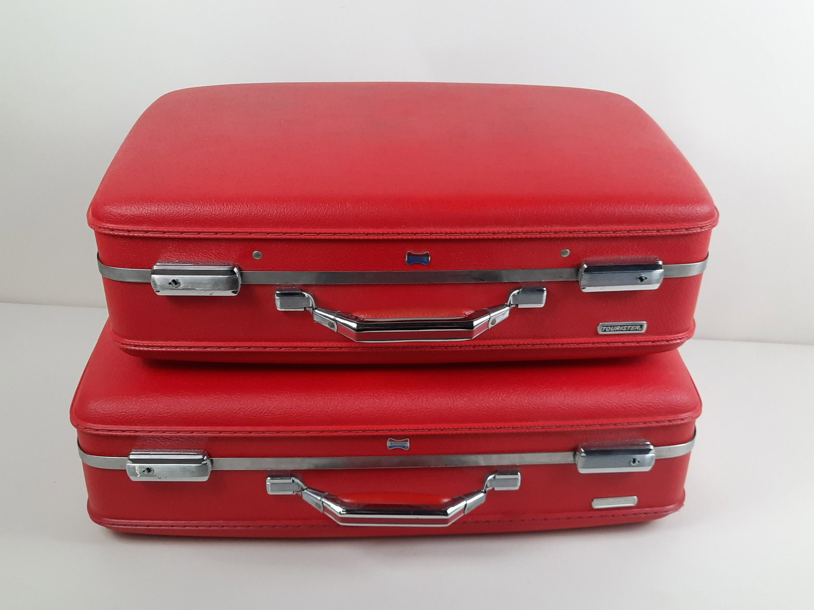 2 Pcs Vintage American Tourister Luggage: 22" to 24" wide x 14" to 16" high. Some discoloration to outside. IMPORTANT: Before bidding, please read the terms and conditions. When you registered for the auction you agreed to these terms and wil