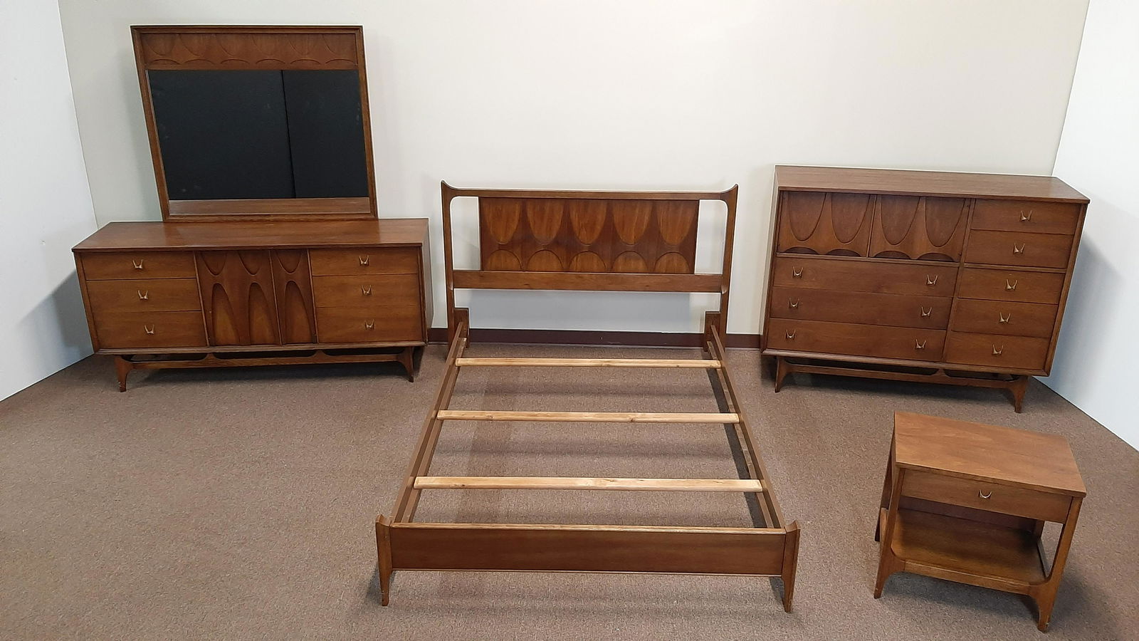4 Pc Broyhill "Brasilia" Bedroom Suite (1 of 13)