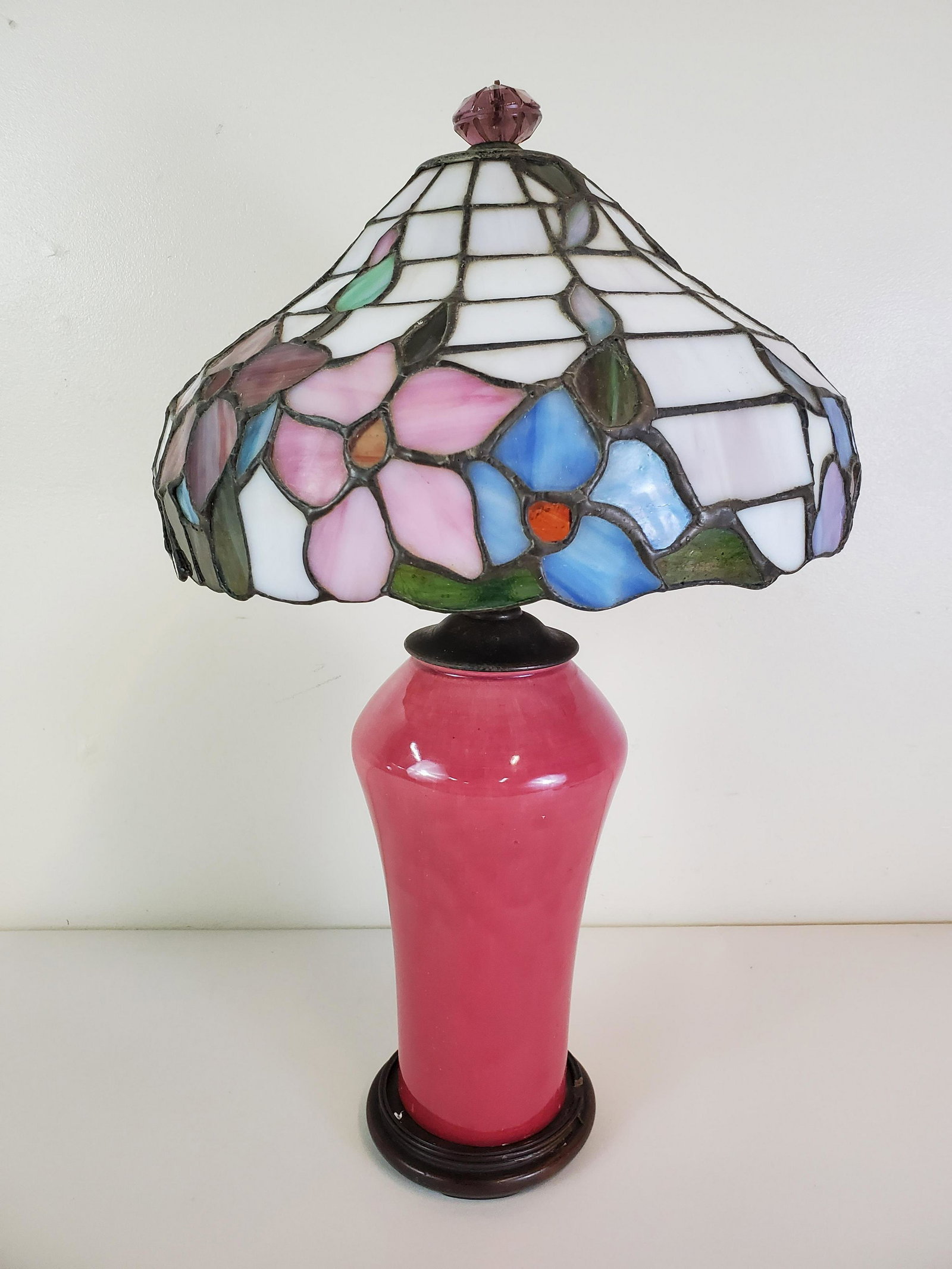 Antique Tiffany Style Lamp: 12" diameter X 21" high. Working.