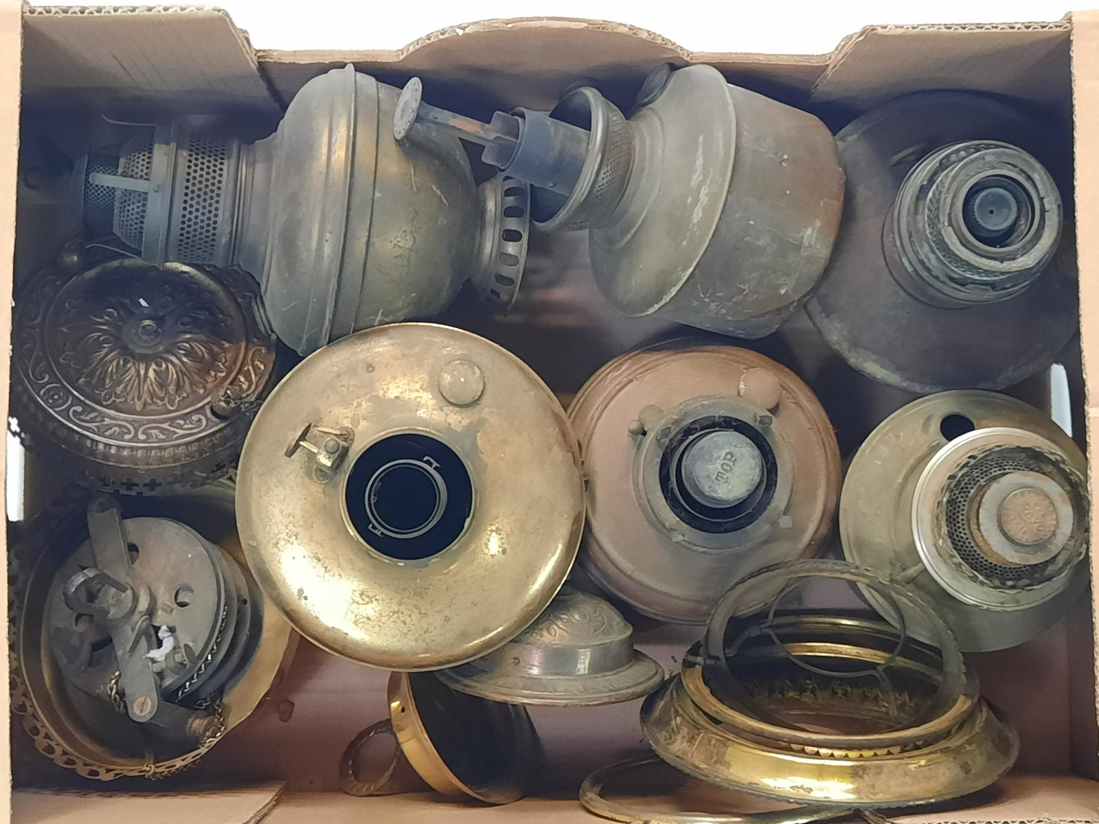 12 Oil Lamp Fonts and Jack Chain Mounts incl Rayo: 5" to 6-1/2" diameter x 3" to 8-1/2" high. Sold as is.