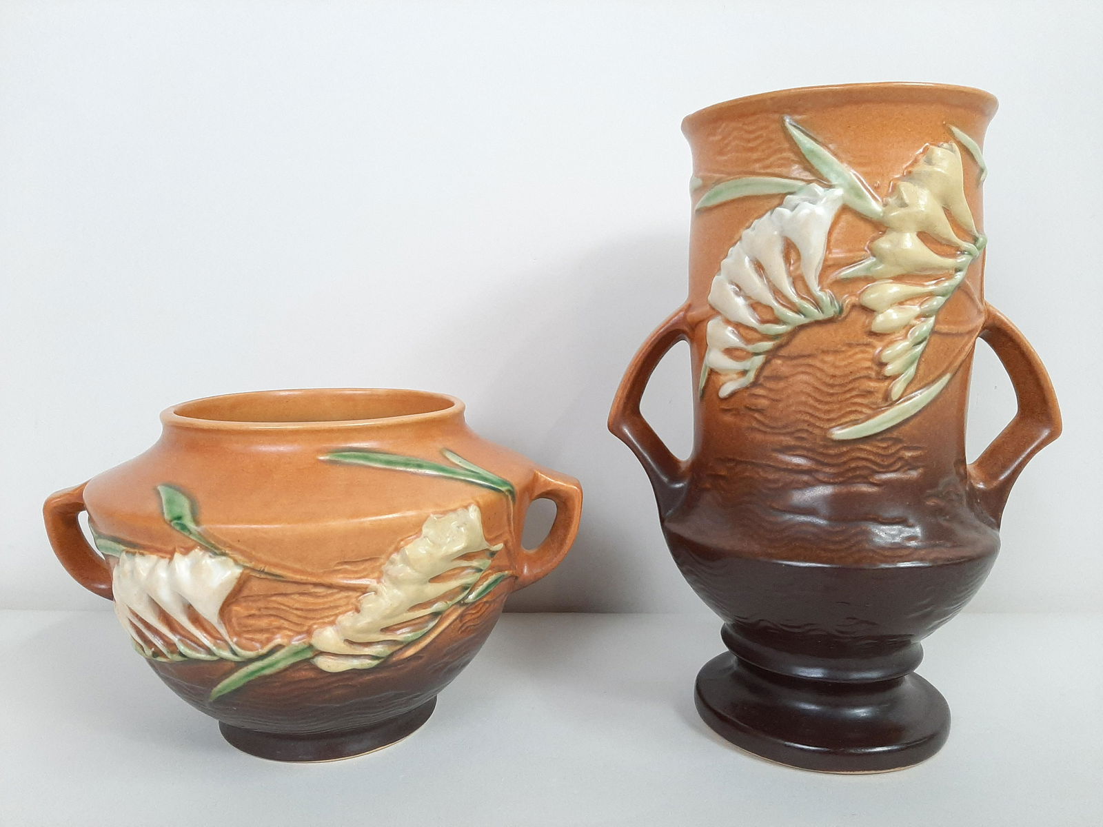 2 Roseville Freesia Vases (1 of 4)