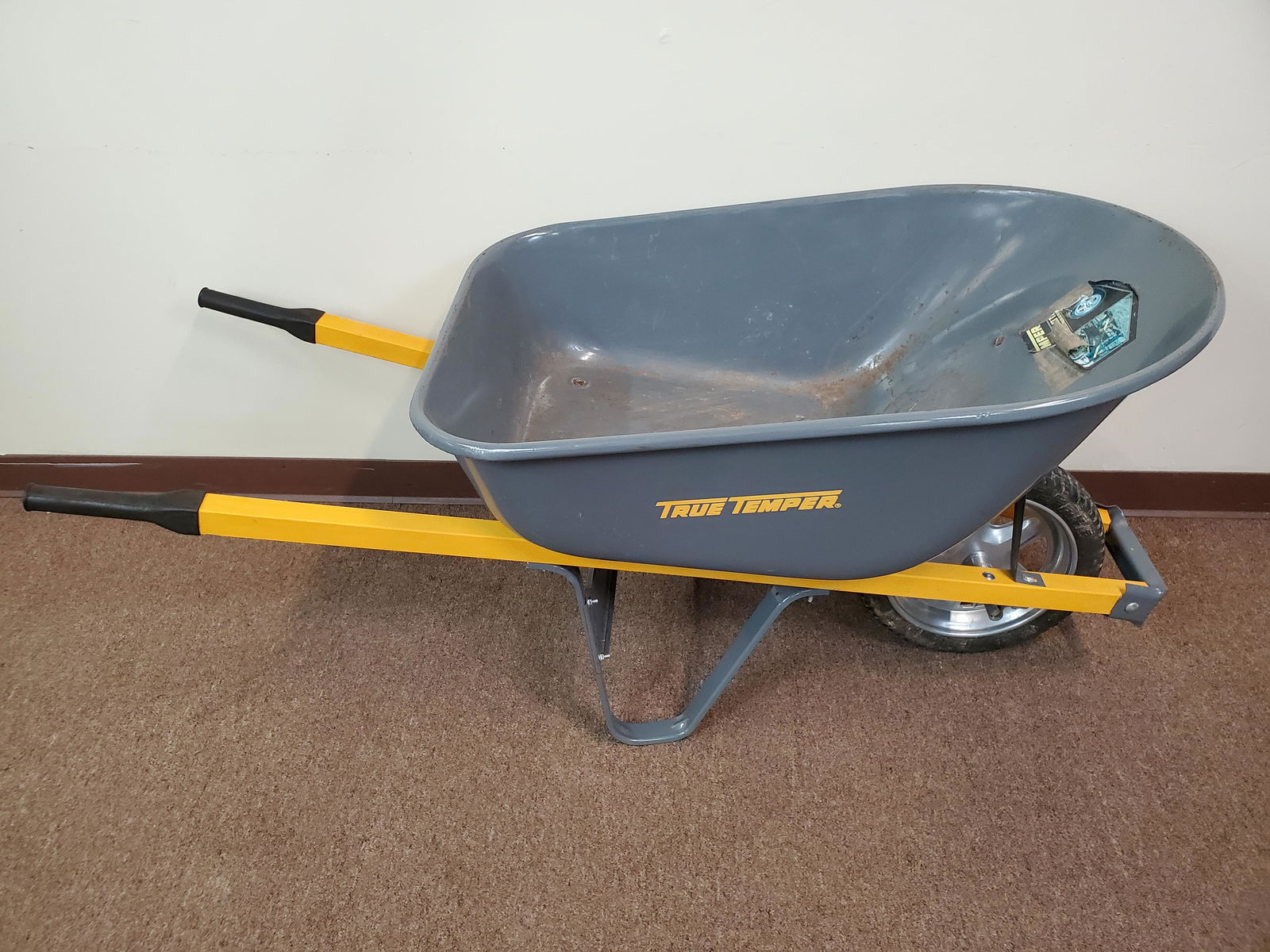 True Temper Wheel Barrow (1 of 4)