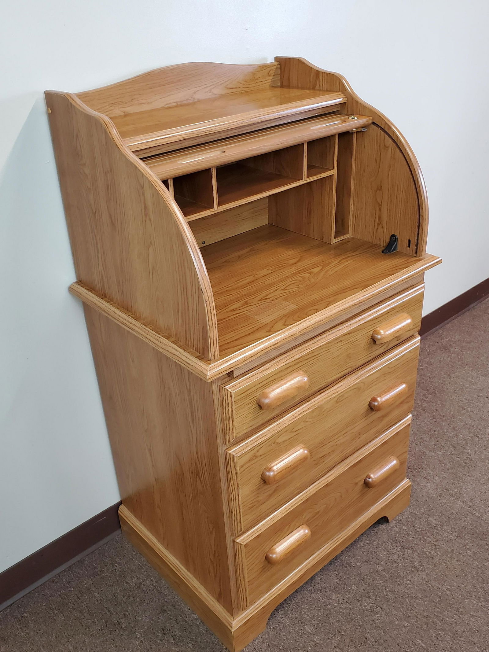 Riverside Roll Top Desk: 26" wide X 19" deep X 45 3/4" high. Does not have key. IMPORTANT: Before bidding, please read the terms and conditions. When you registered for the auction you agreed to these terms and will be requir