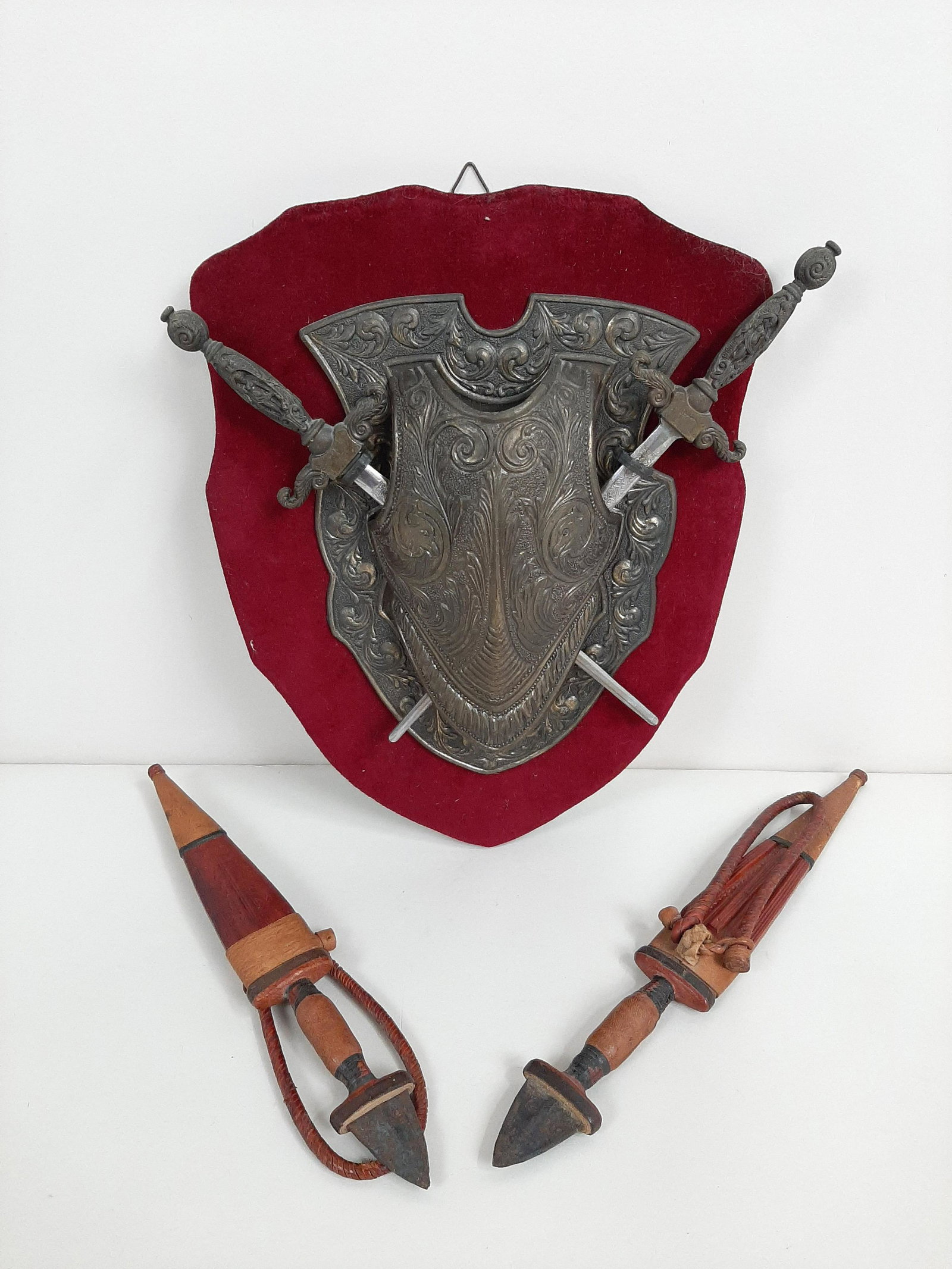 Miniature Armor / Sword Plaque and 2 Dirks: Plaque: 12-1/4" high X 10" wide. Dirks: 10-1/2" long. IMPORTANT: Before bidding, please read the terms and conditions. When you registered for the auction you agreed to these terms and will be require