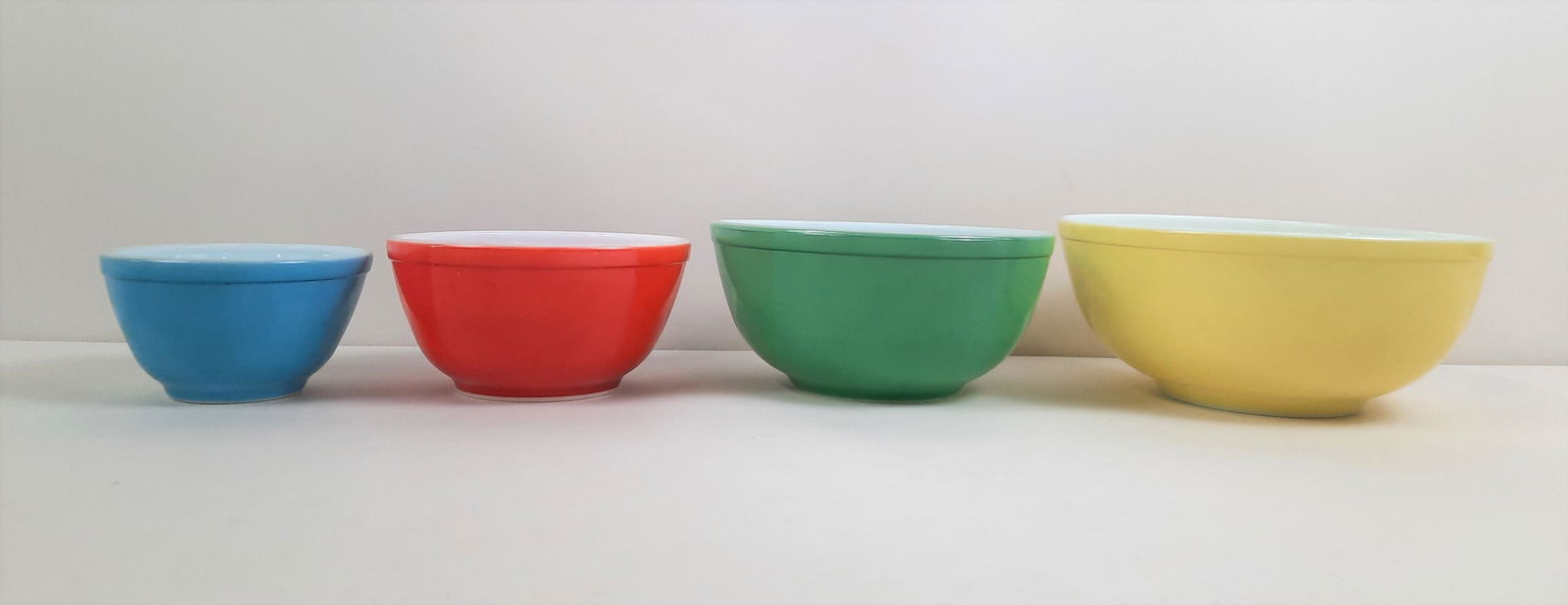 4 Nesting Pyrex Bowls (1 of 3)