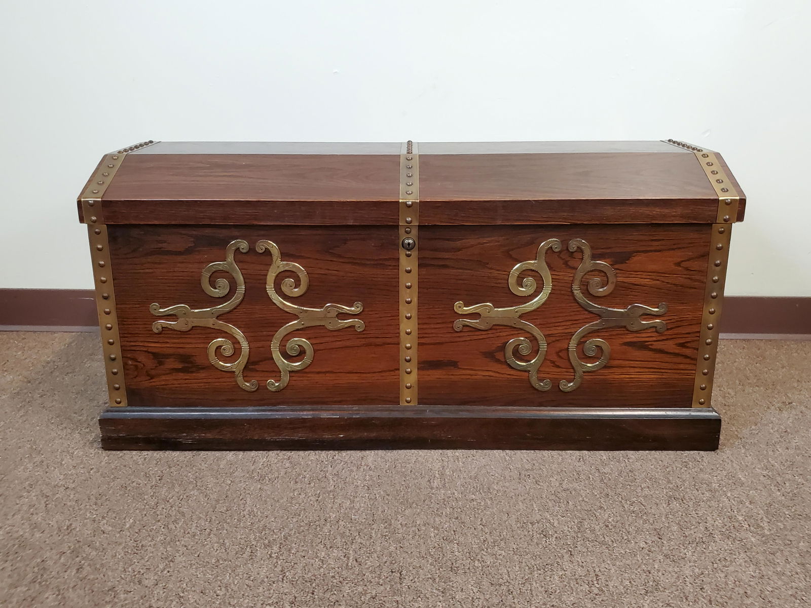 Lane Cedar Chest (1 of 7)