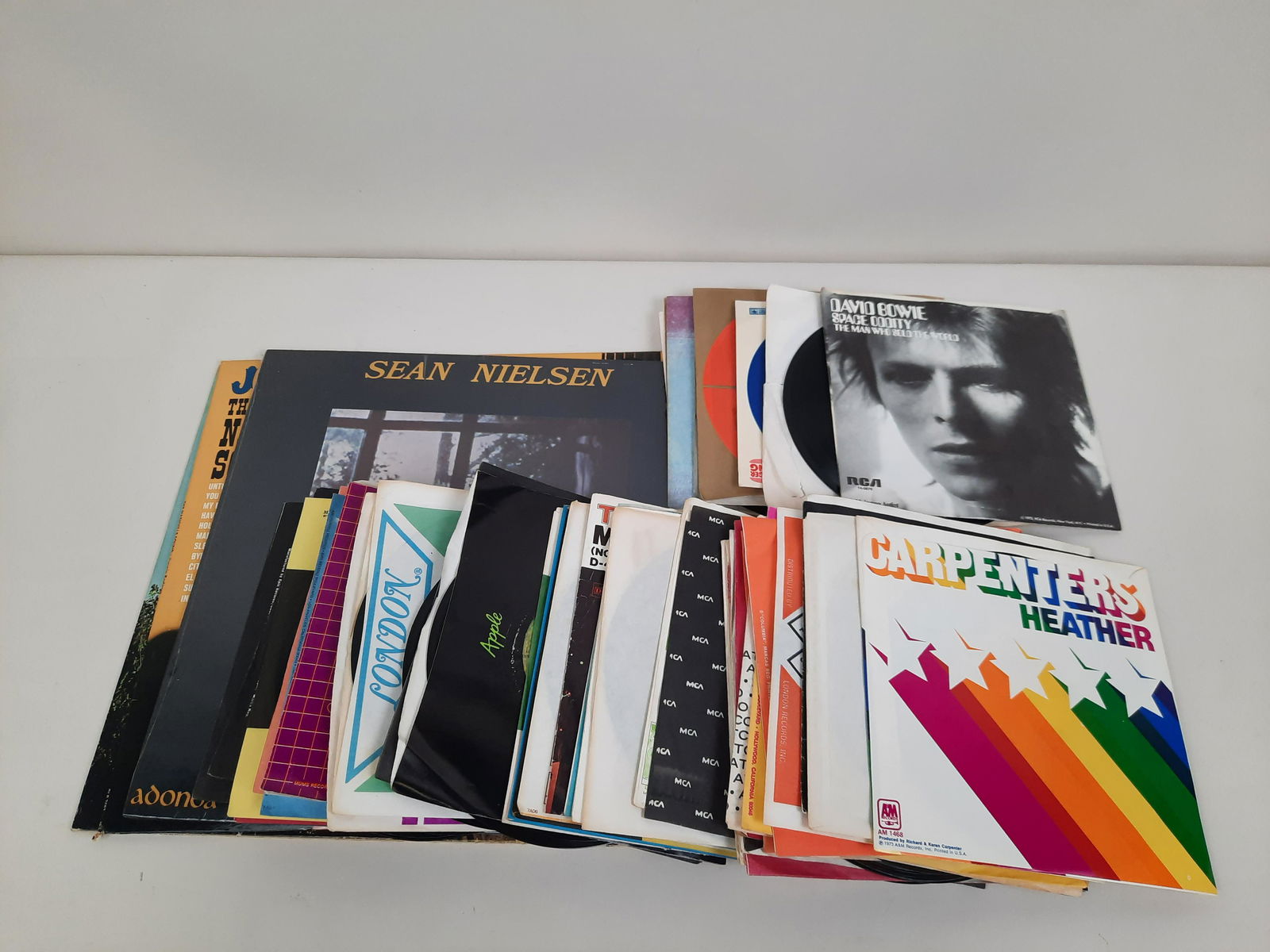 60 Records incl David Bowie: Also incl The Carpenters, Jackson 5, The Eagles, ETC. IMPORTANT: Before bidding, please read the terms and conditions. When you registered for the auction you agreed to these terms and will be require