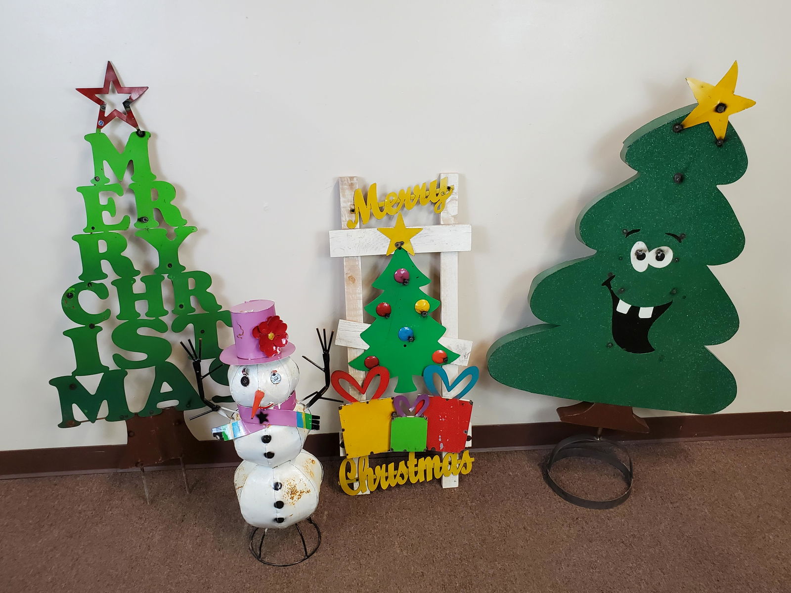 4 Metal Christmas Lawn Ornaments Incl Snowman (1 of 8)