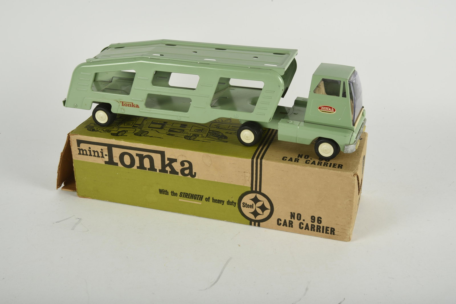 Mini Tonka No. 96 Car Carrier: Mini Tonka No. 96 car carrier. Does not have cars. Some corrosion. In original box. Box with creasing and tearing. IMPORTANT: Before bidding, please read the terms and conditions. When you registered