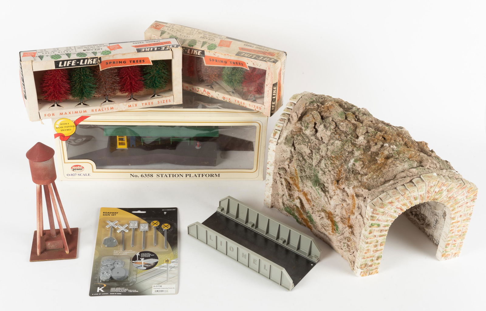 7 Model Railroad Accessories Incl Tunnel (1 of 11)