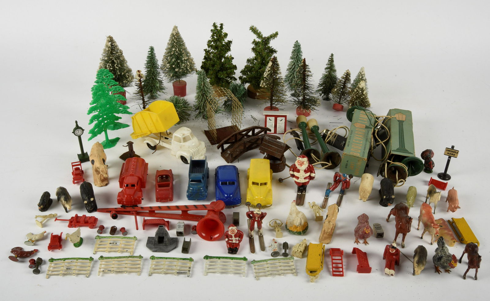 Group of Vintage Model Railroad Accessories (1 of 5)