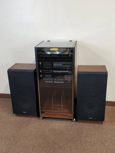 Fisher Hi Fi System With Speakers
