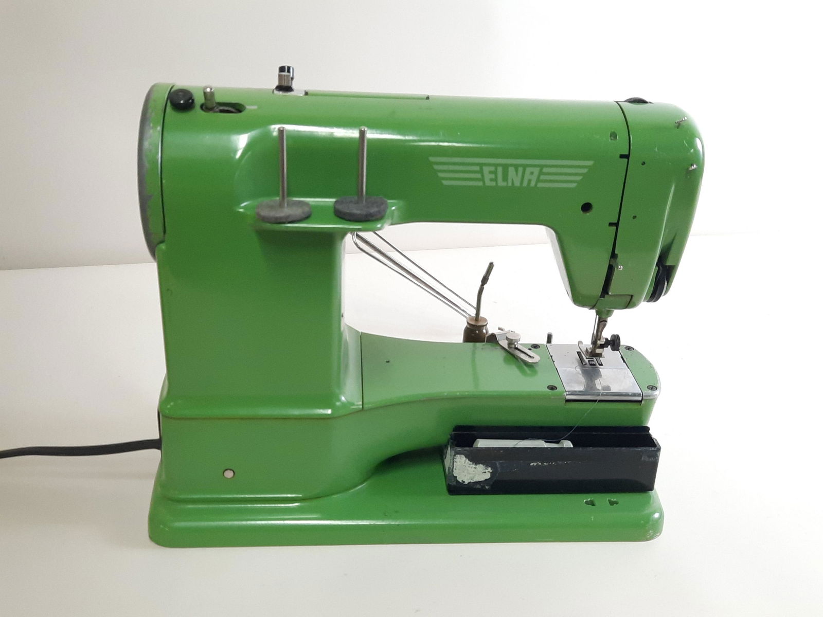 Elna Supermatic Sewing Machine (1 of 9)
