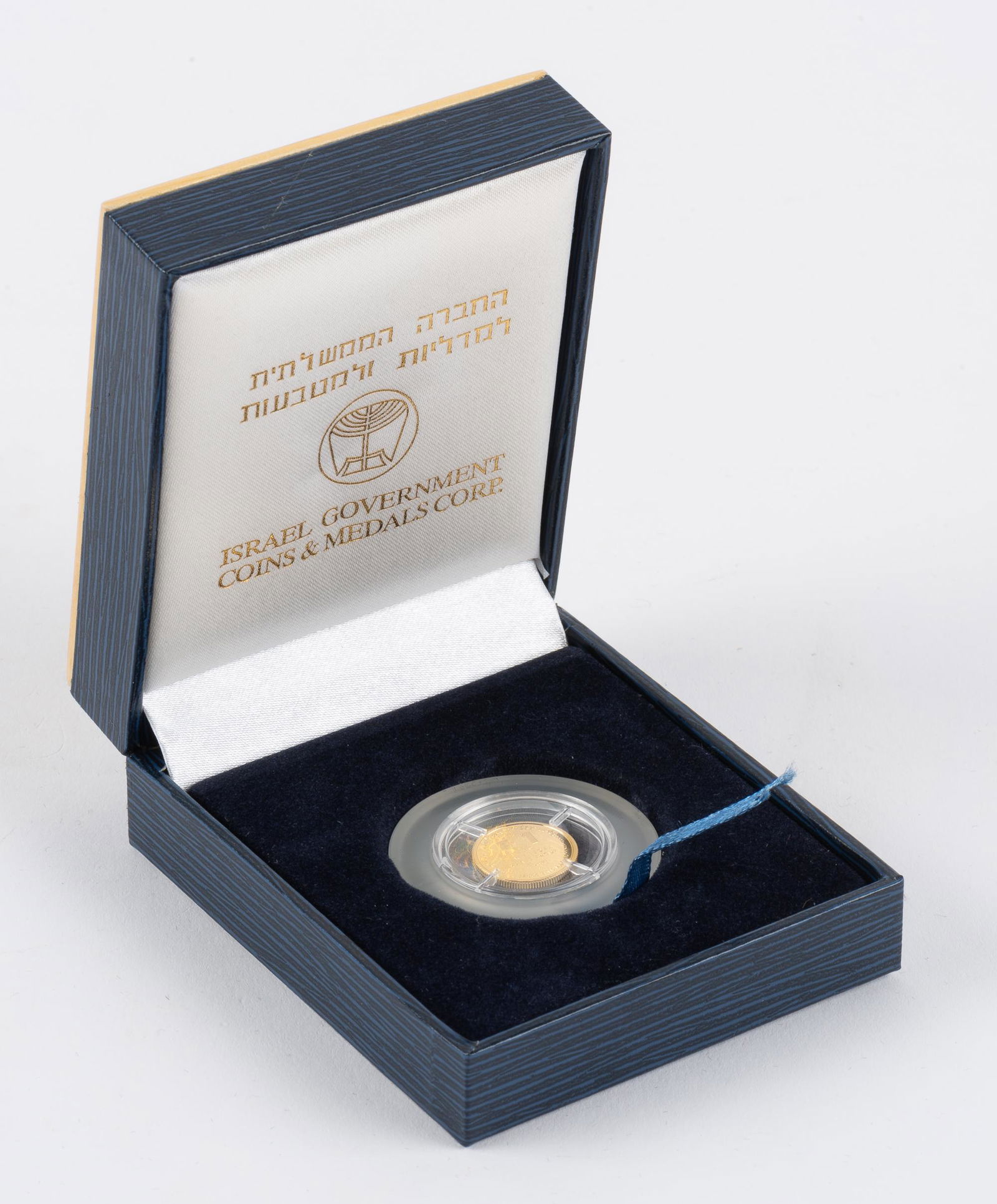 2004 Gold New Shequel Jacob and Rachel Coin: Commemorative Israel coin. IMPORTANT: Before bidding, please read the terms and conditions. When you registered for the auction you agreed to these terms and will be required to comply with them.